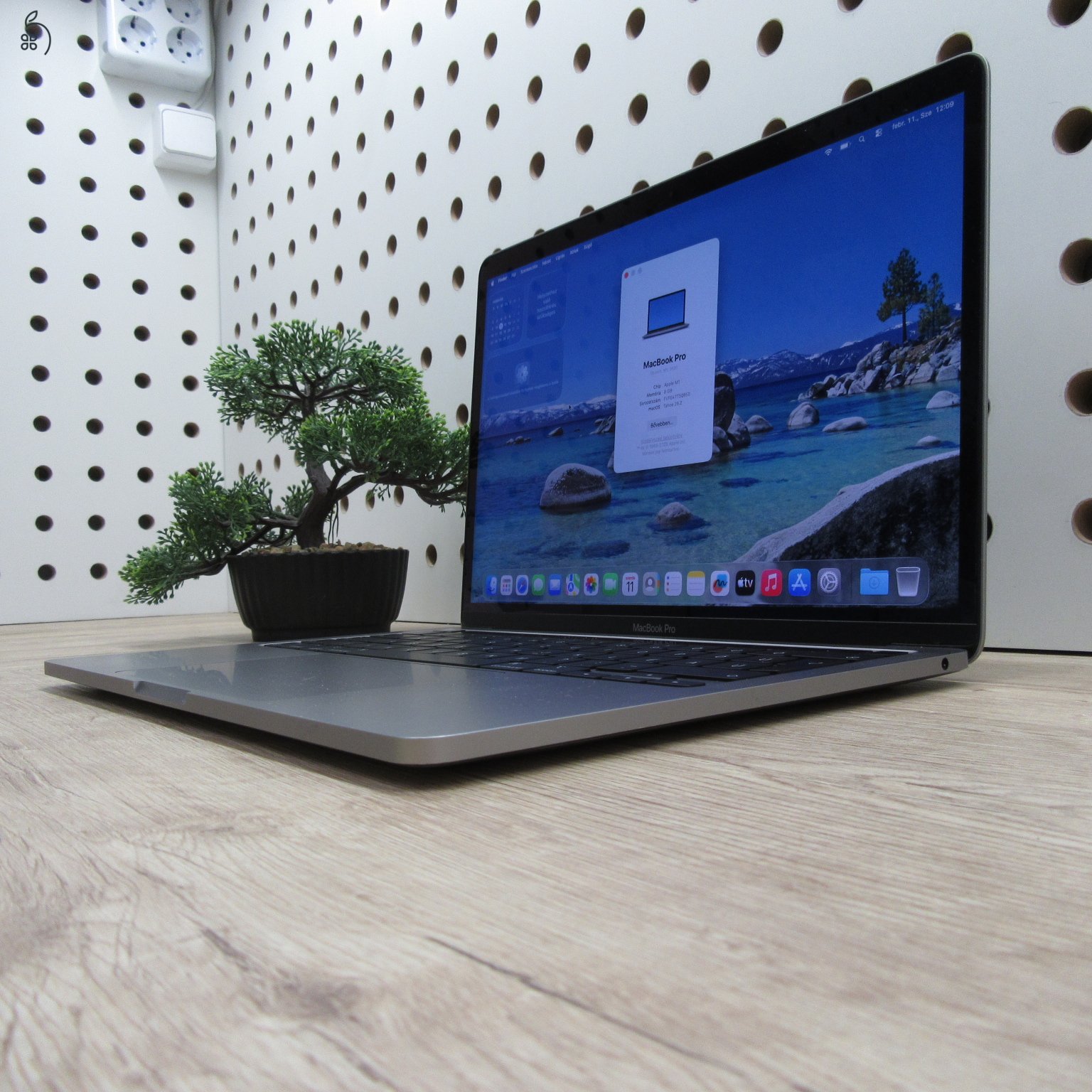 Apple MacBook Pro 13 (2020) M1 8GB/256GB – használt, megkímélt – 90% akku (399 ciklus)