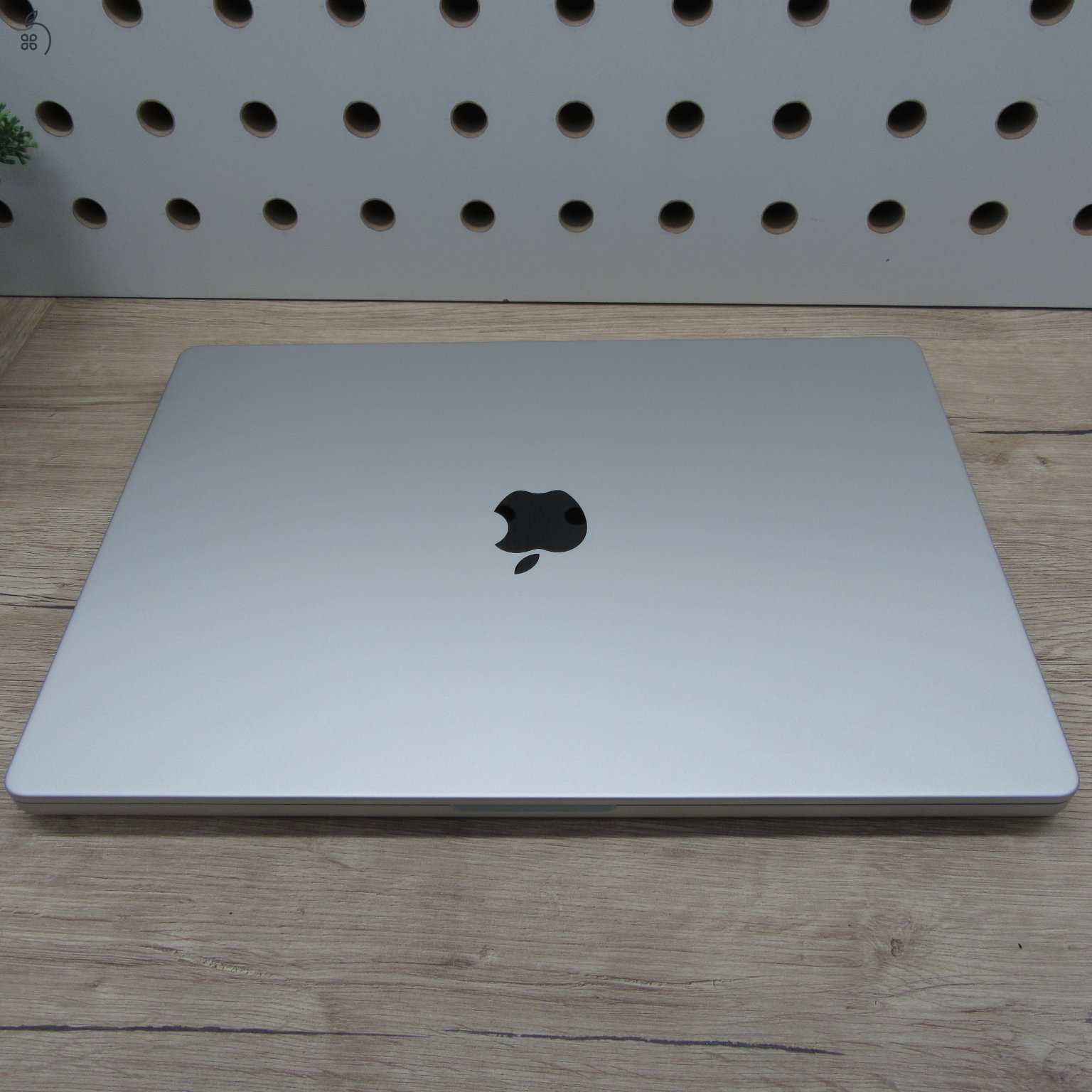 Apple MacBook Pro 16 (2023) M2 Pro 16GB/500GB – használt, szép állapot – 95% akku (101 ciklus)