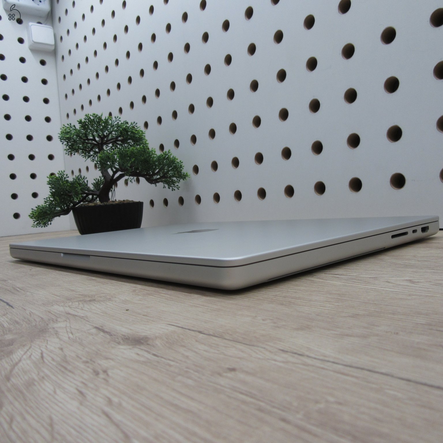 Apple MacBook Pro 16 (2023) M2 Pro 16GB/500GB – használt, szép állapot – 95% akku (101 ciklus)