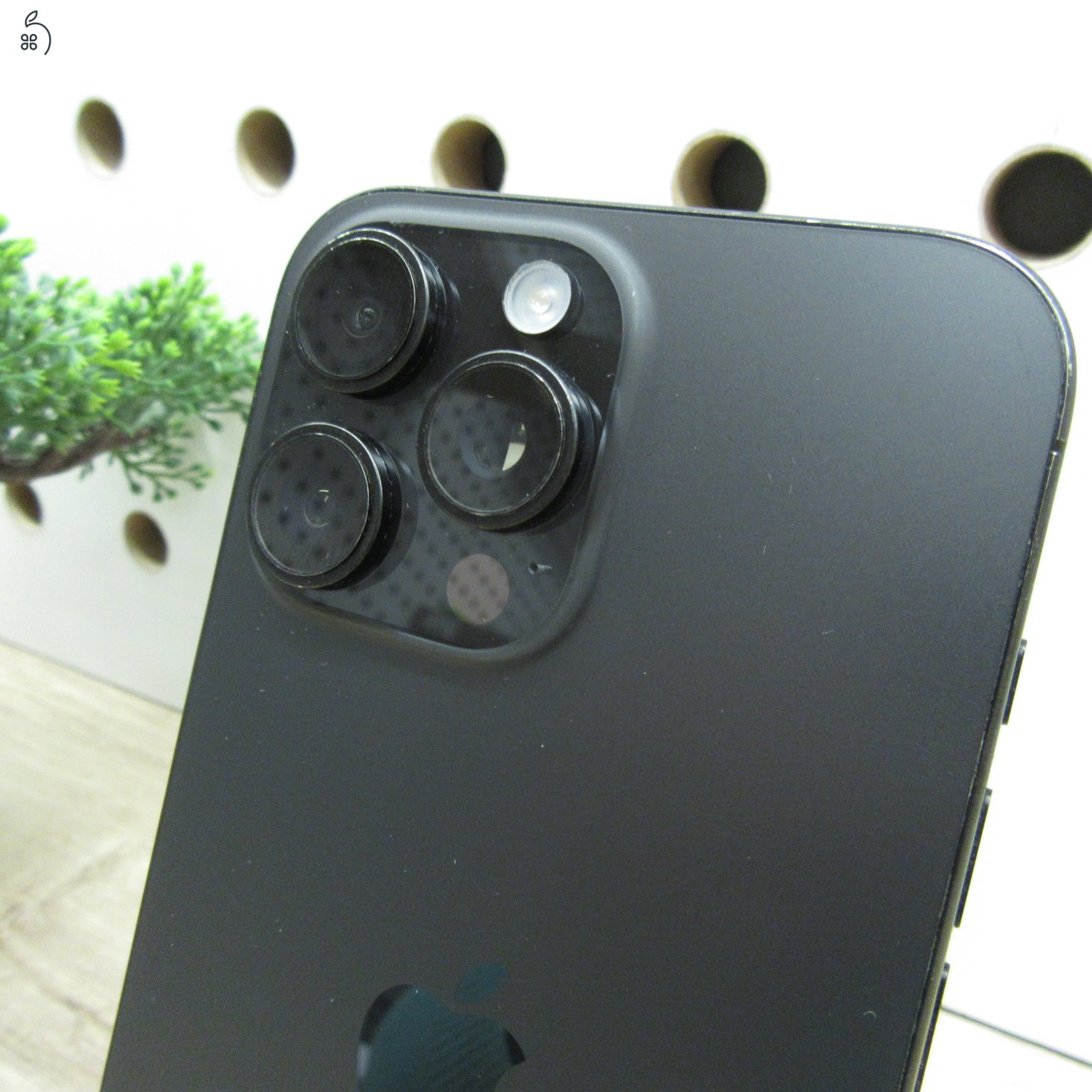 Apple iPhone 16 Pro Max 256GB Black Titanium – használt, karcos kijelző – 91% akku (480 ciklus) – 6 hónap garancia