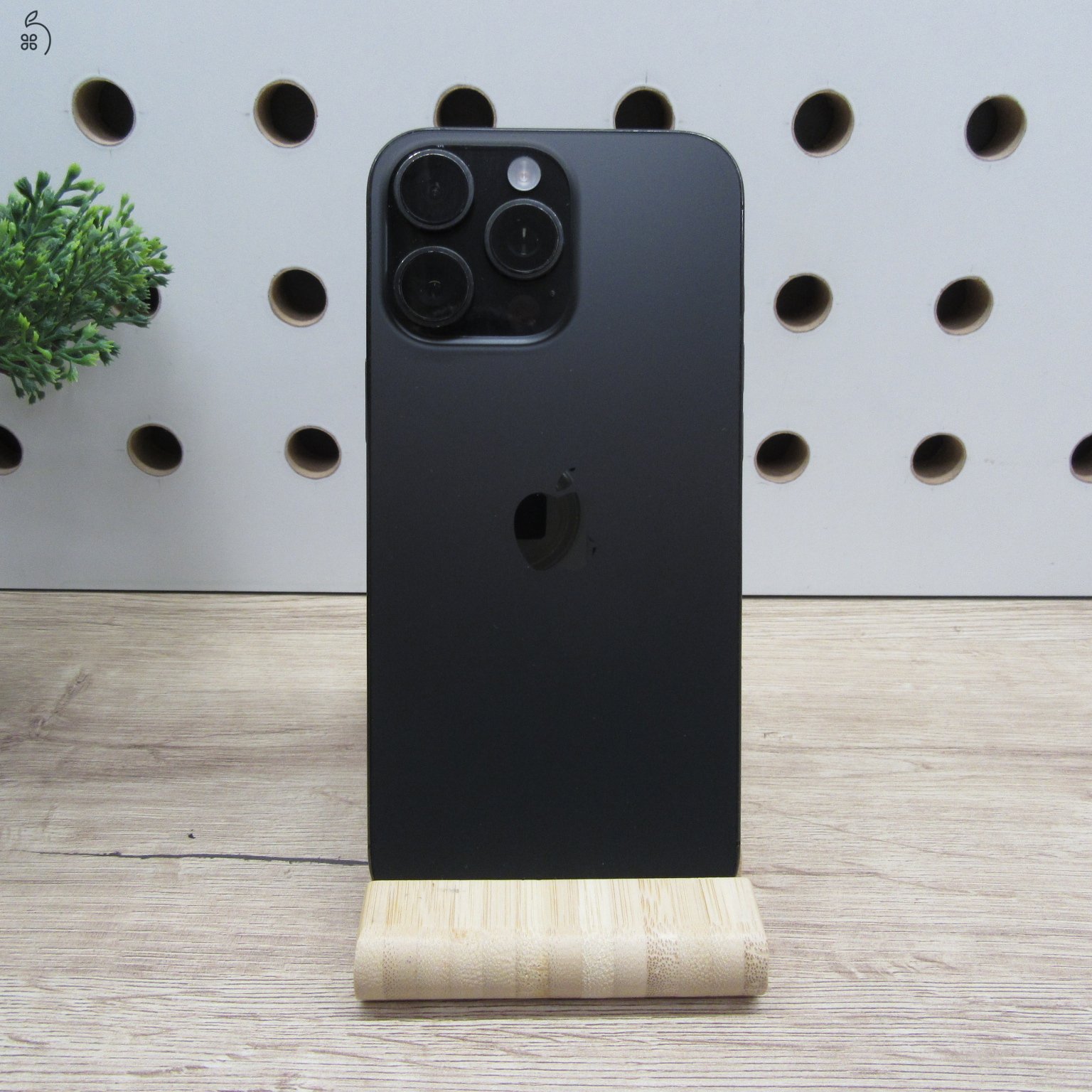 Apple iPhone 16 Pro Max 256GB Black Titanium – használt, karcos kijelző – 91% akku (480 ciklus) – 6 hónap garancia