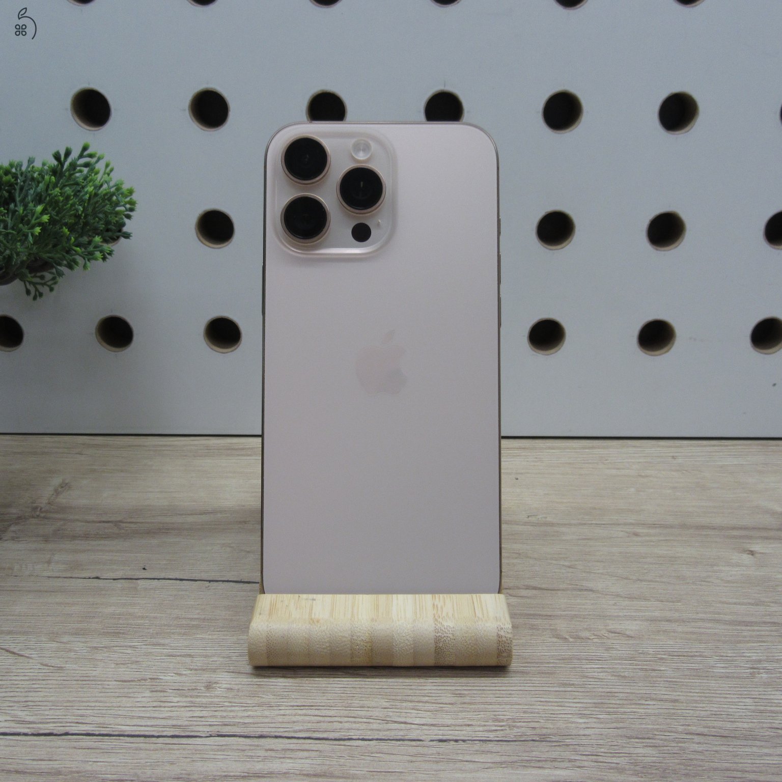 Apple iPhone 16 Pro Max 256GB Desert Titanium – használt, megkímélt – 100% akku (13 ciklus) – 6 hónap garancia