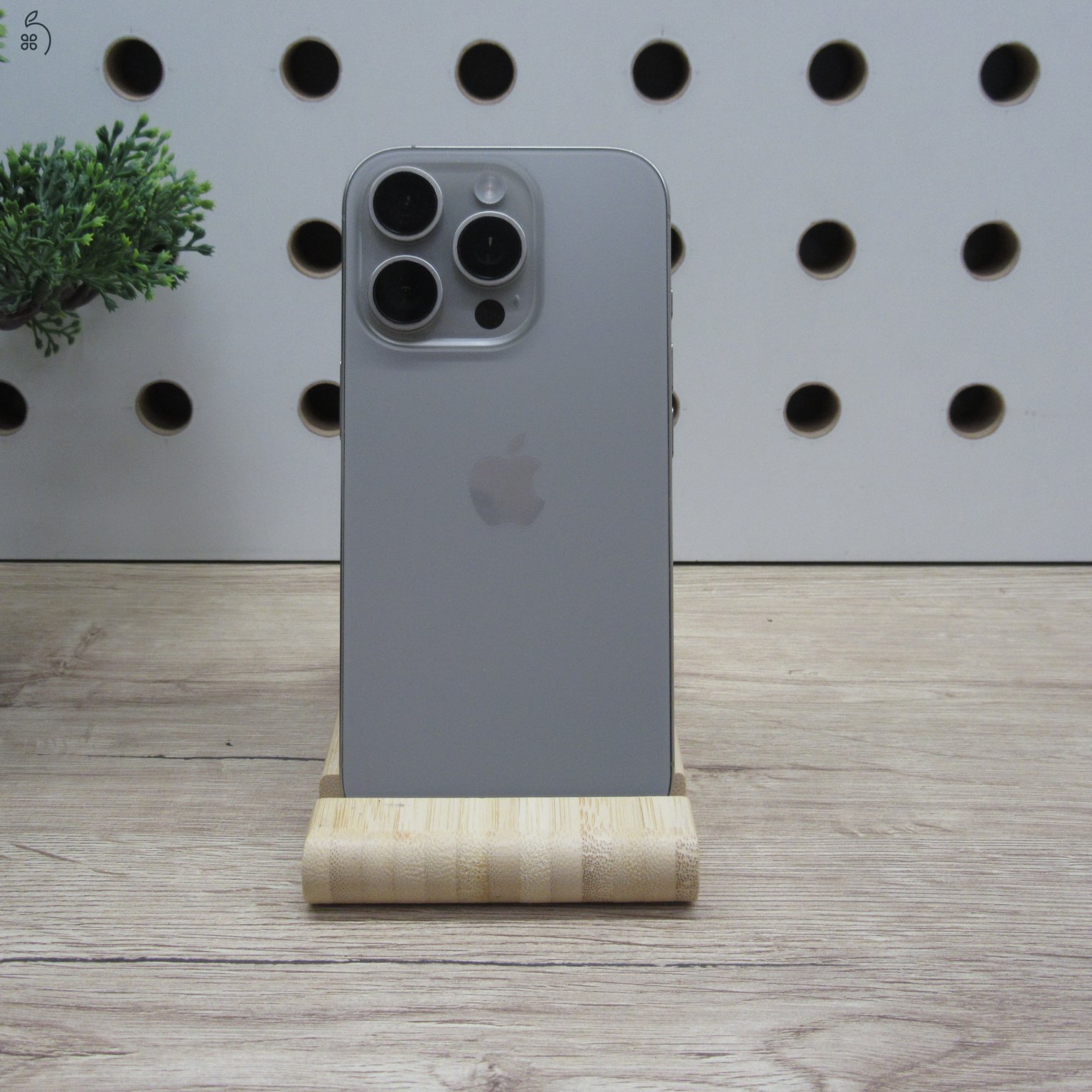 Apple iPhone 16 Pro 256GB Natural Titanium – használt, karcmentes – 6 hónap garancia