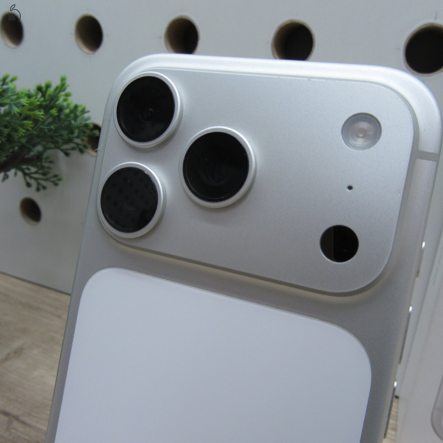 Apple iPhone 17 Pro 256GB Silver – használt, szép állapot – 100% akku (76 ciklus) – Apple garancia 2026.11.04-ig