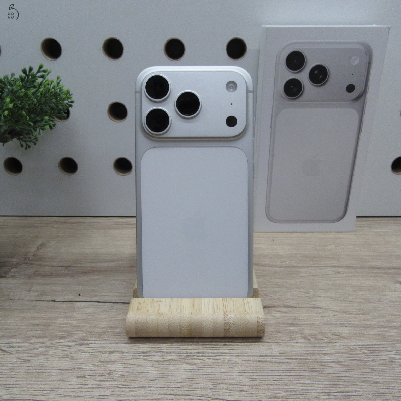 Apple iPhone 17 Pro 256GB Silver – használt, szép állapot – 100% akku (76 ciklus) – Apple garancia 2026.11.04-ig