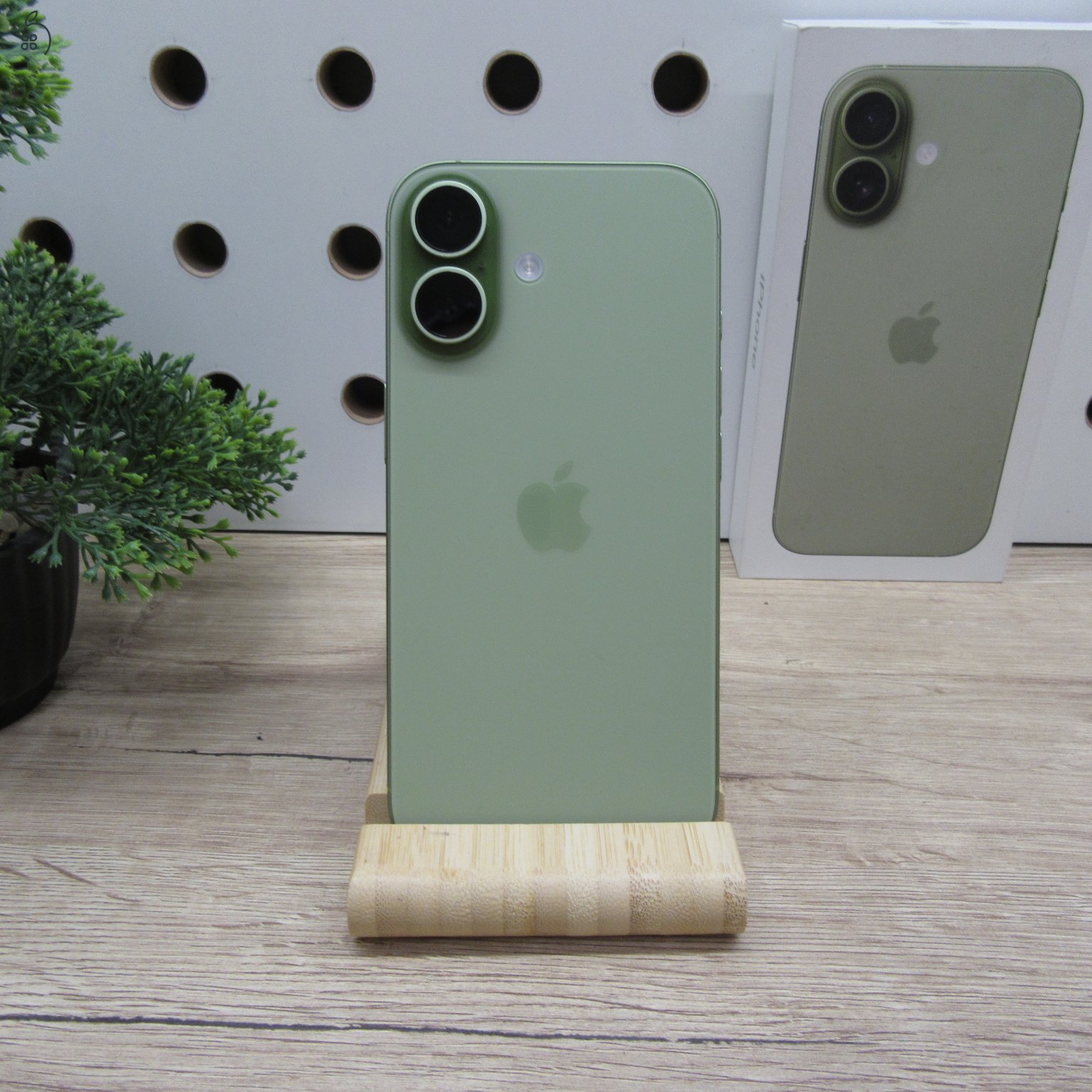 Apple iPhone 17 256GB Sage – használt, újszerű – 100% akku (0 ciklus) – garancia 2029.02.10-ig