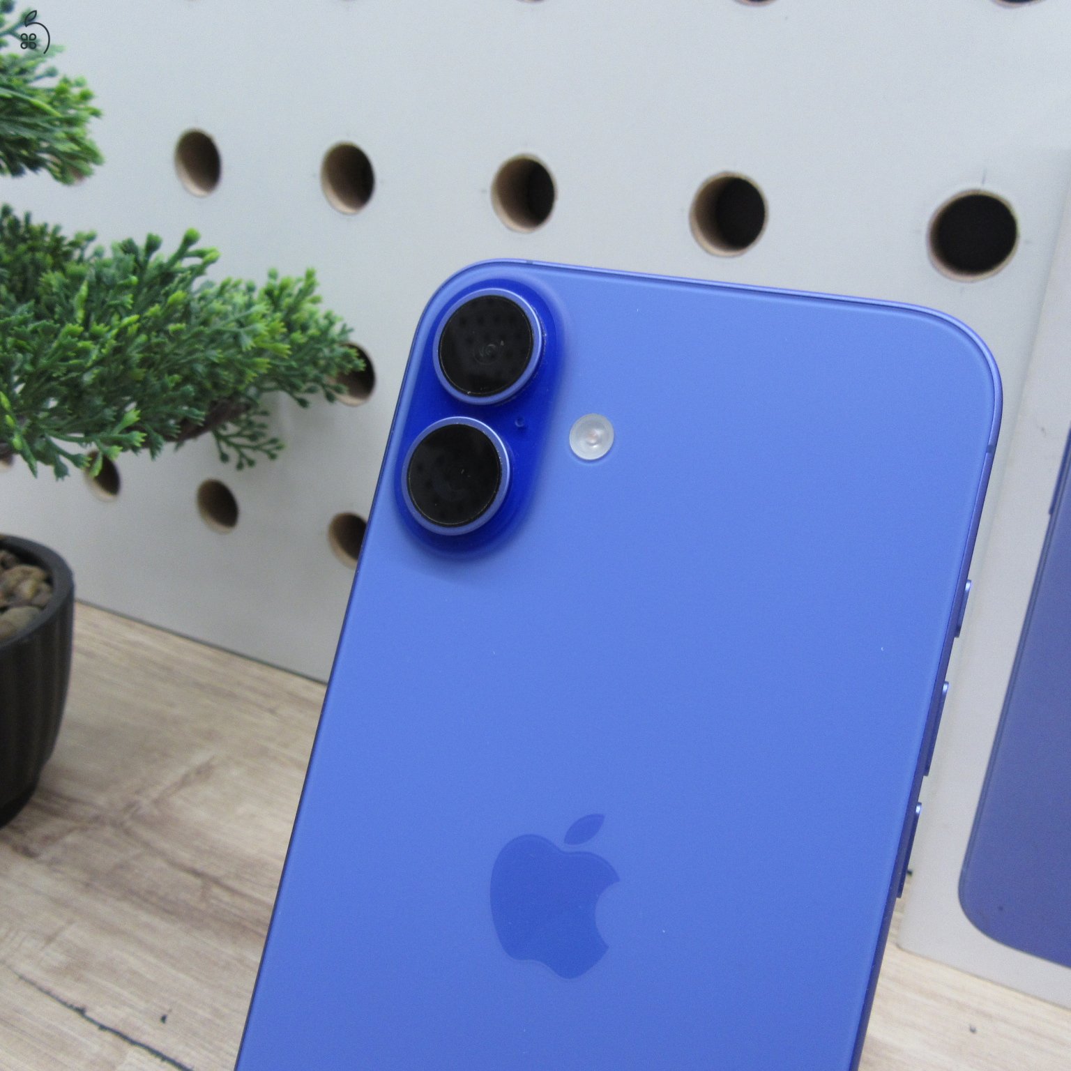 Apple iPhone 16 Plus 128GB Ultramarine – használt, karcmentes – 96% akku (266 ciklus) – 6 hónap garancia