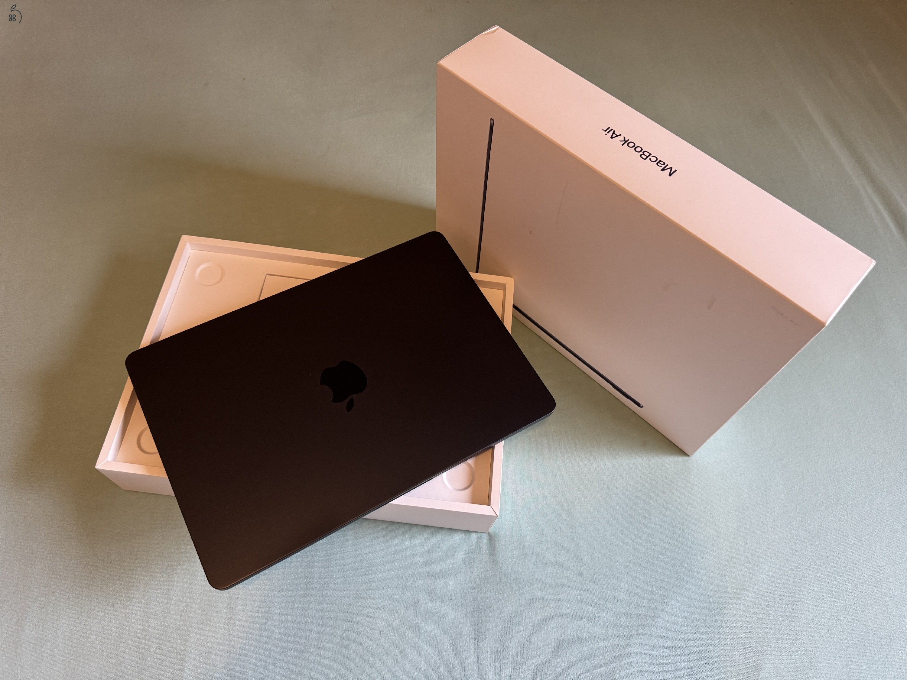 MacBook Air 2025 M4 16/256 új kijelző, usb c portok+Epico tok+Satechi USB adapter