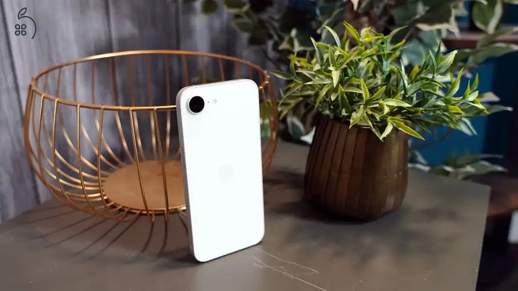 ELADÓ iPhone 16e White / 128GB / Kártyafüggetlen / 98% Battery Health