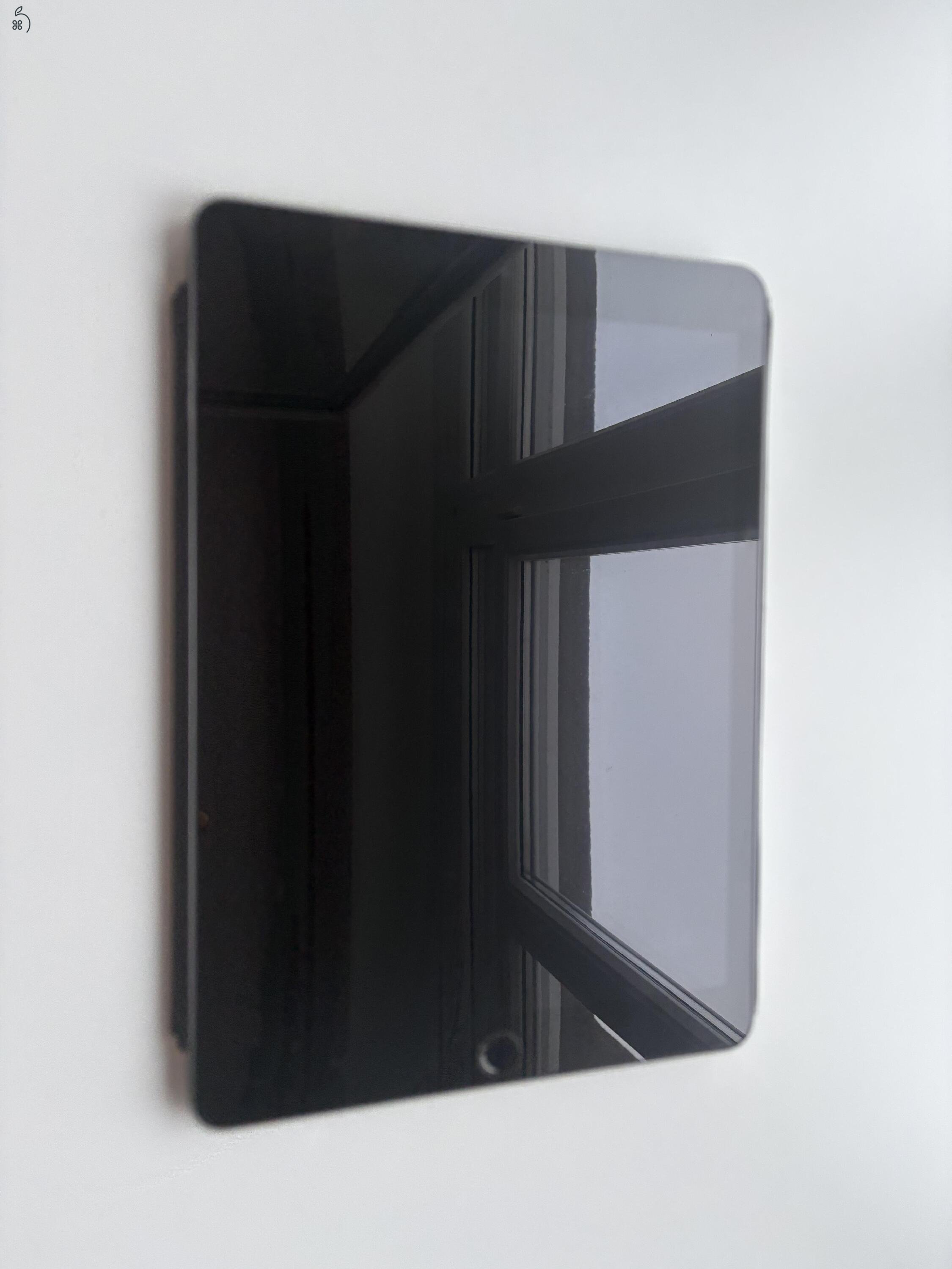 Apple iPad Pro 9,7″ – 128 GB – szürke – karc- és sérülésmentes