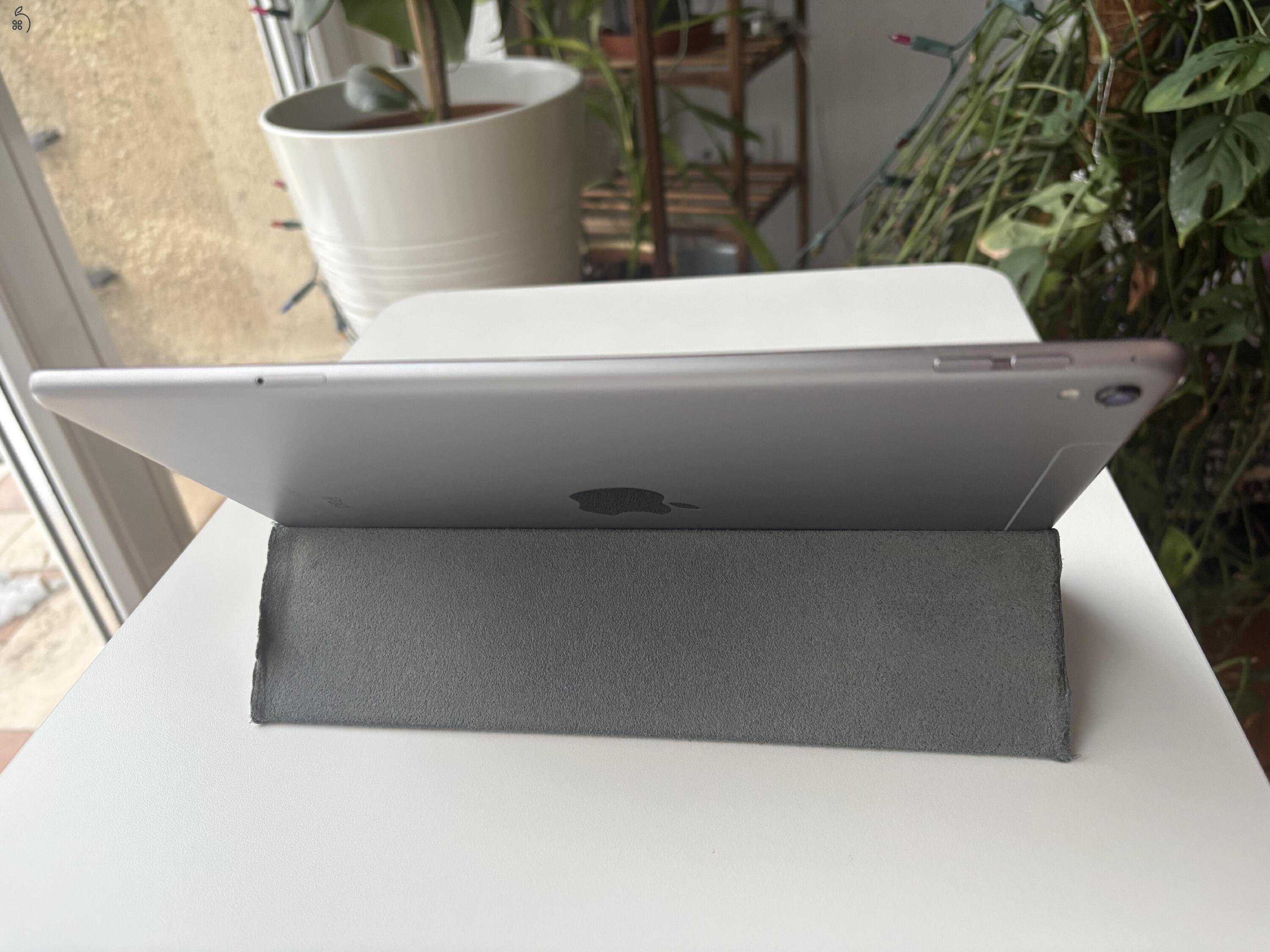 Apple iPad Pro 9,7″ – 128 GB – szürke – karc- és sérülésmentes