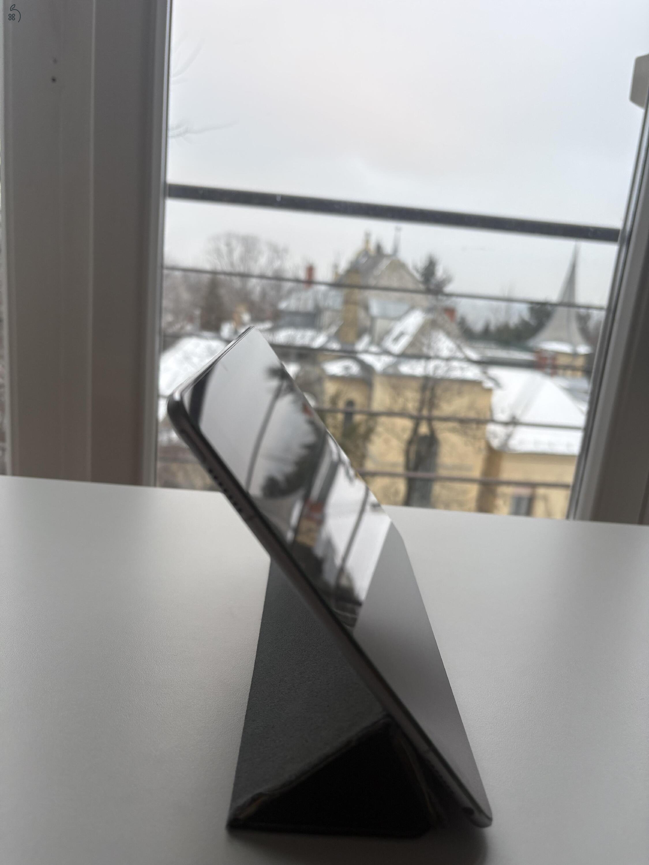 Apple iPad Pro 9,7″ – 128 GB – szürke – karc- és sérülésmentes