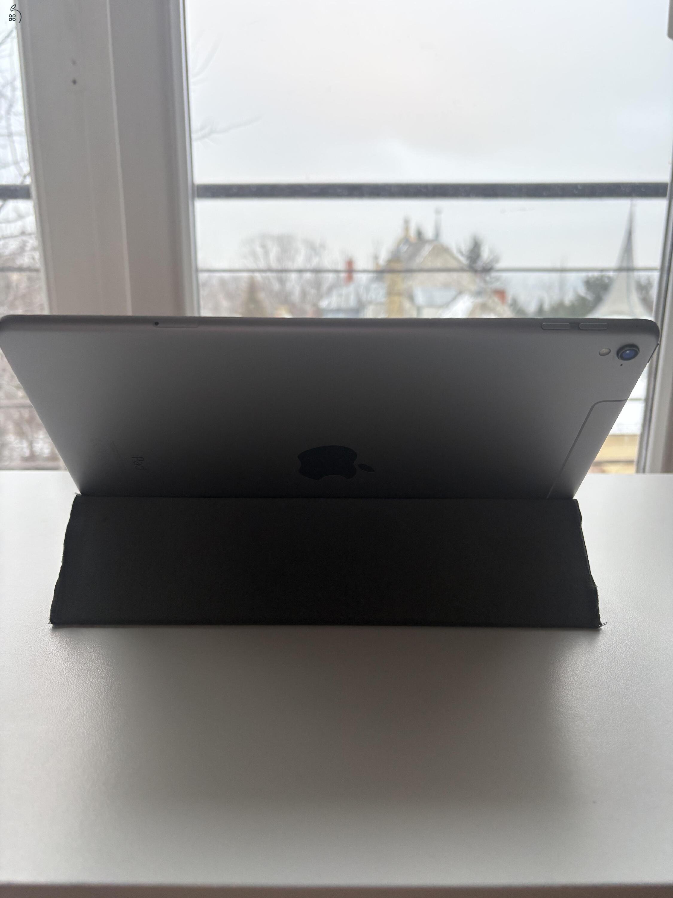 Apple iPad Pro 9,7″ – 128 GB – szürke – karc- és sérülésmentes