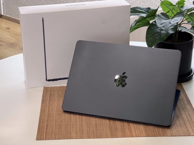 Hibátlan MacBook Air 2024 M3 13” Midnight 256GB 8GB 2 ÉV Garanciával 94%