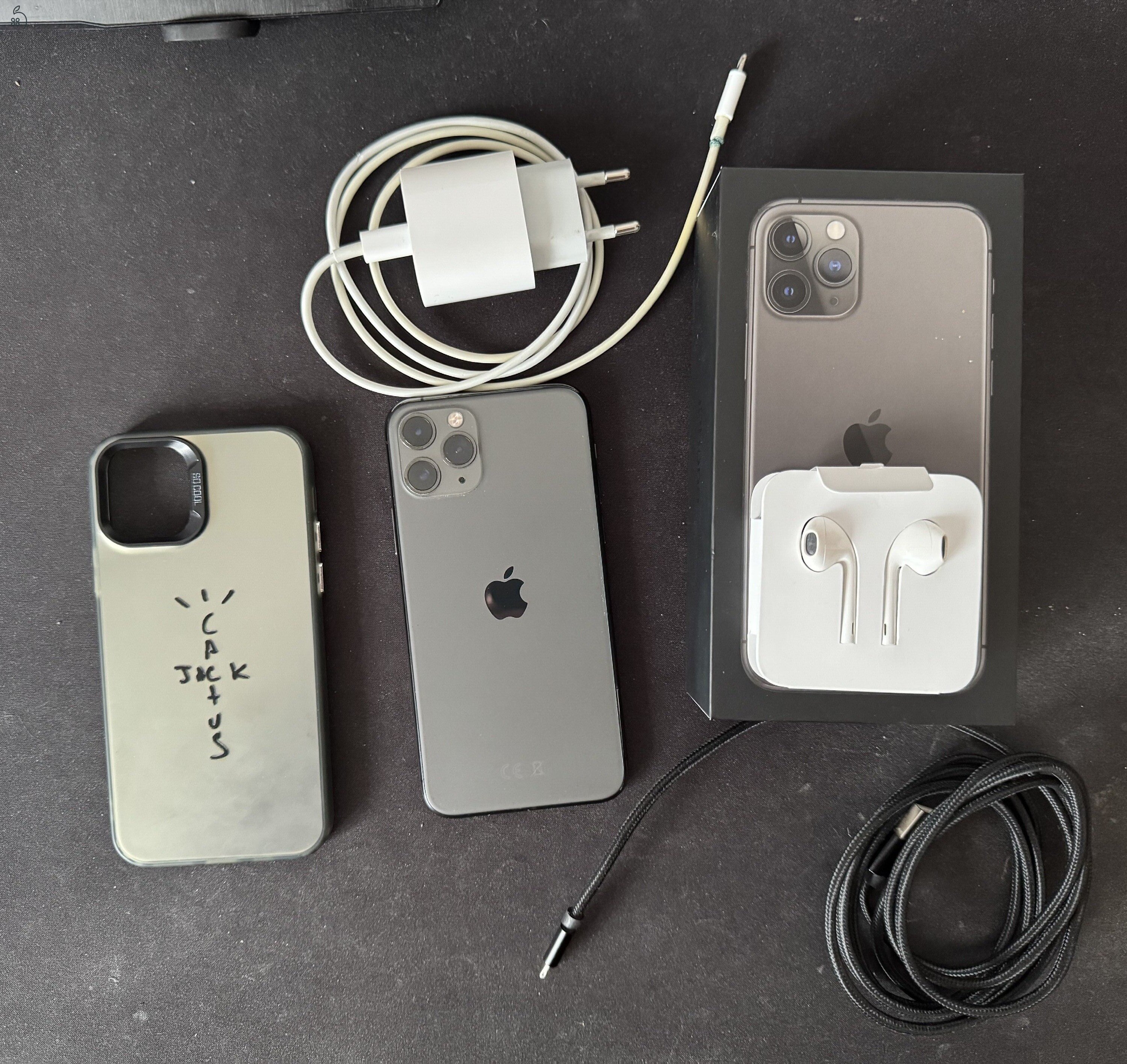 Használt, szép állapotú iPhone 11 Pro 64gb összes gyári tartozékával, tokkal, extra kábellel