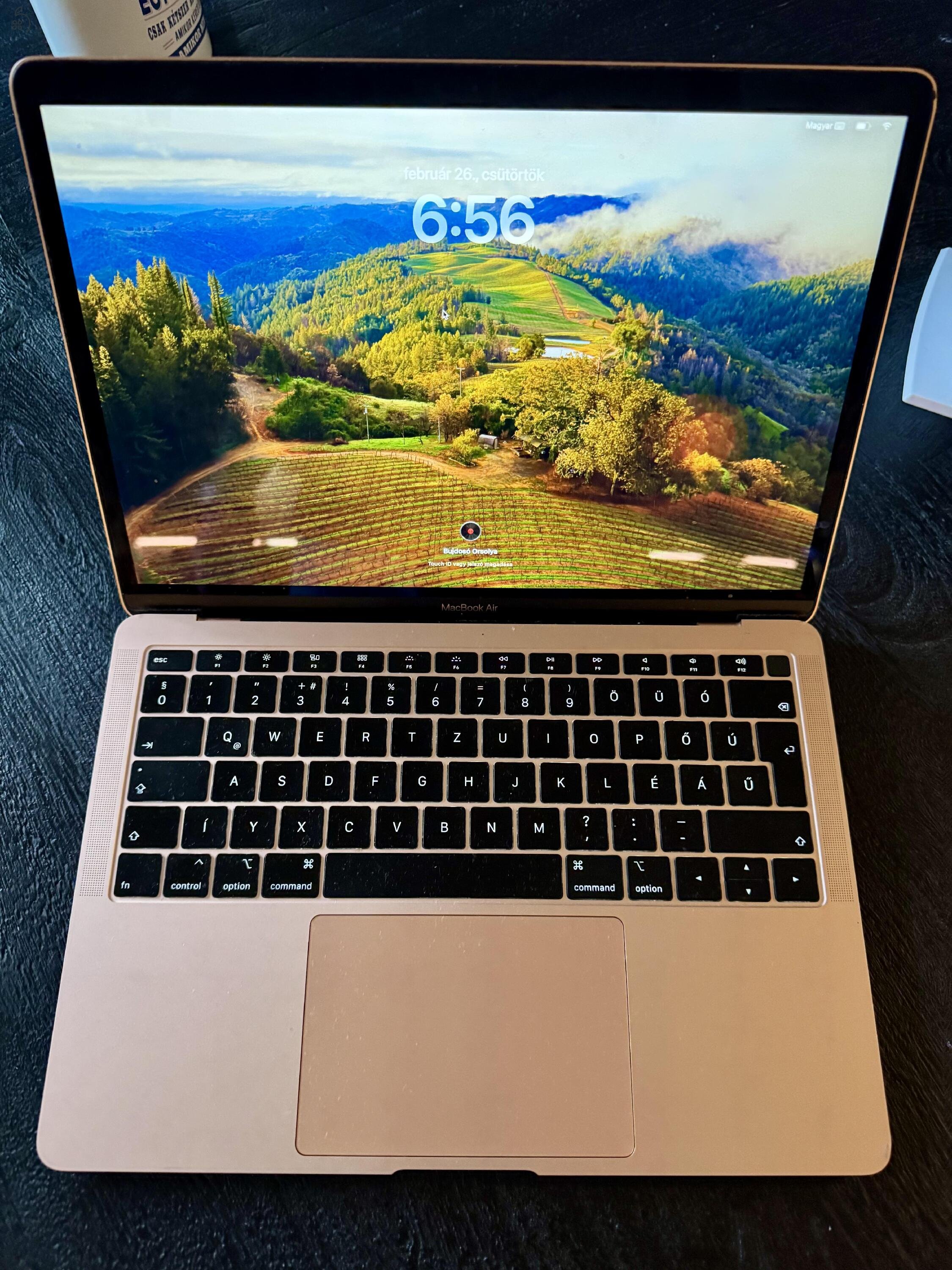 MacBook Air 13″ (2019) — i5, 8 GB RAM — szép állapot