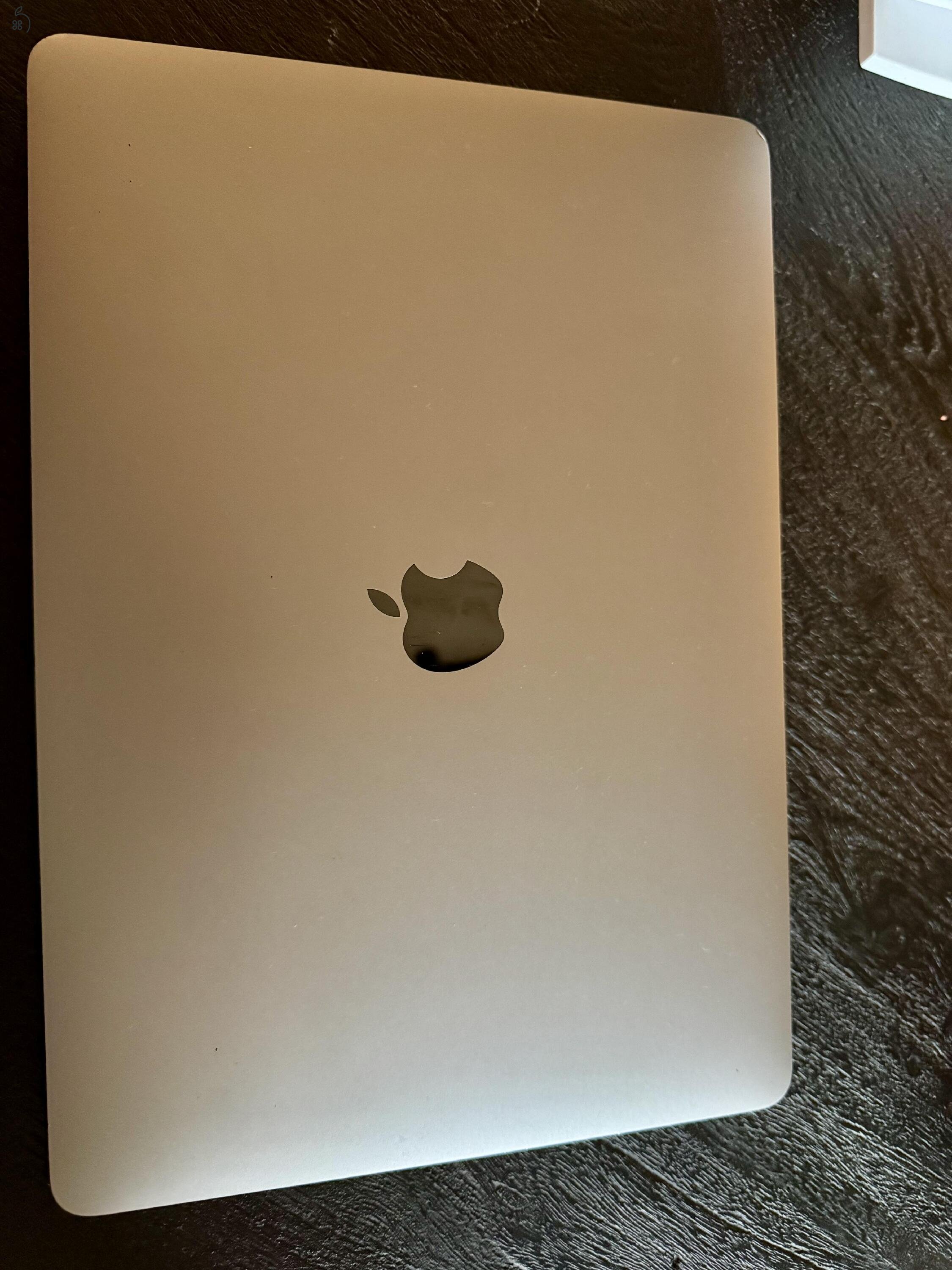 MacBook Air 13″ (M1, 2020) — 8 GB — kiváló állapot