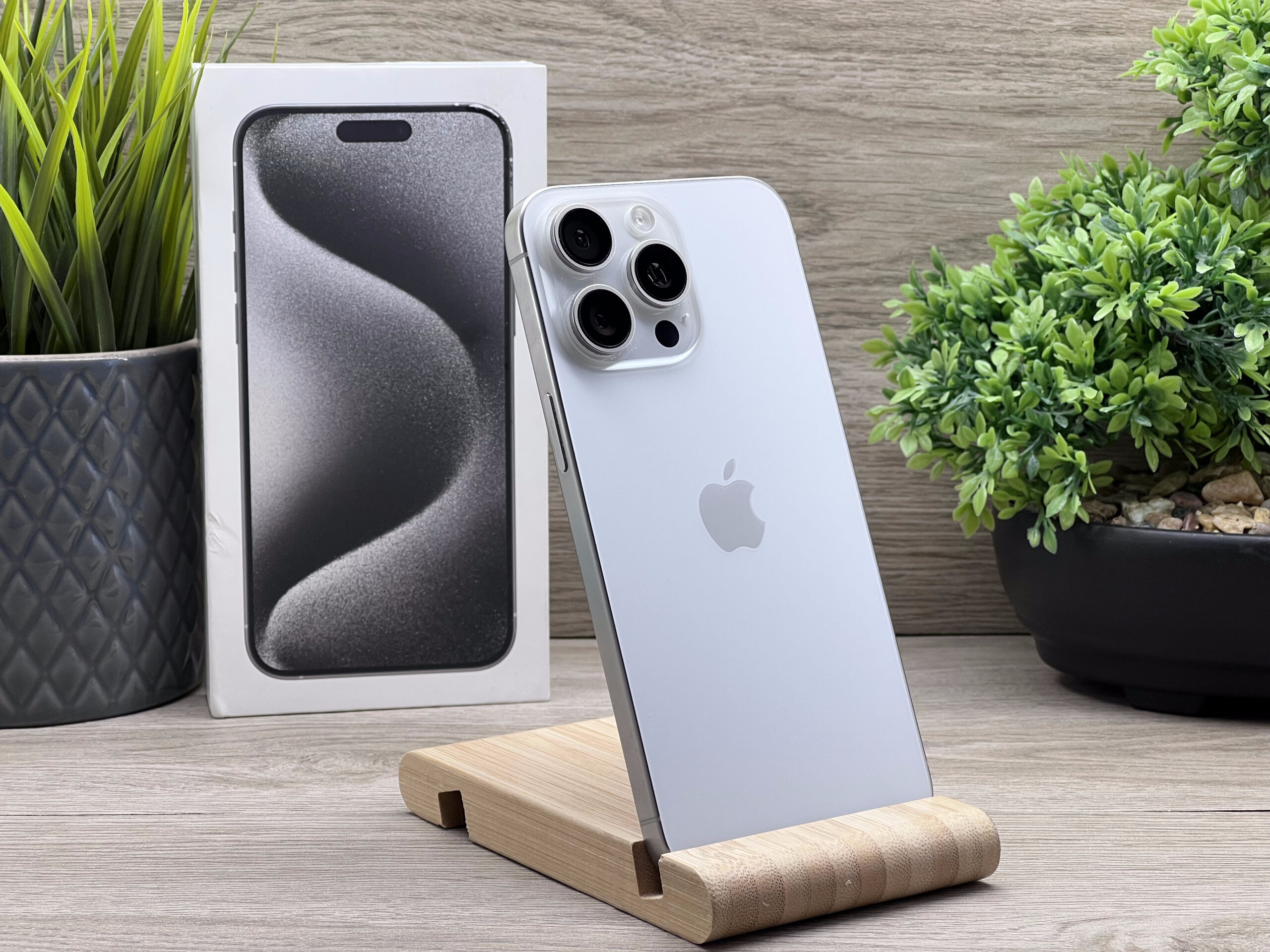 Hibátlan iPhone 15 Pro Max White Titanium 256GB 2 ÉV Garanciával 90%