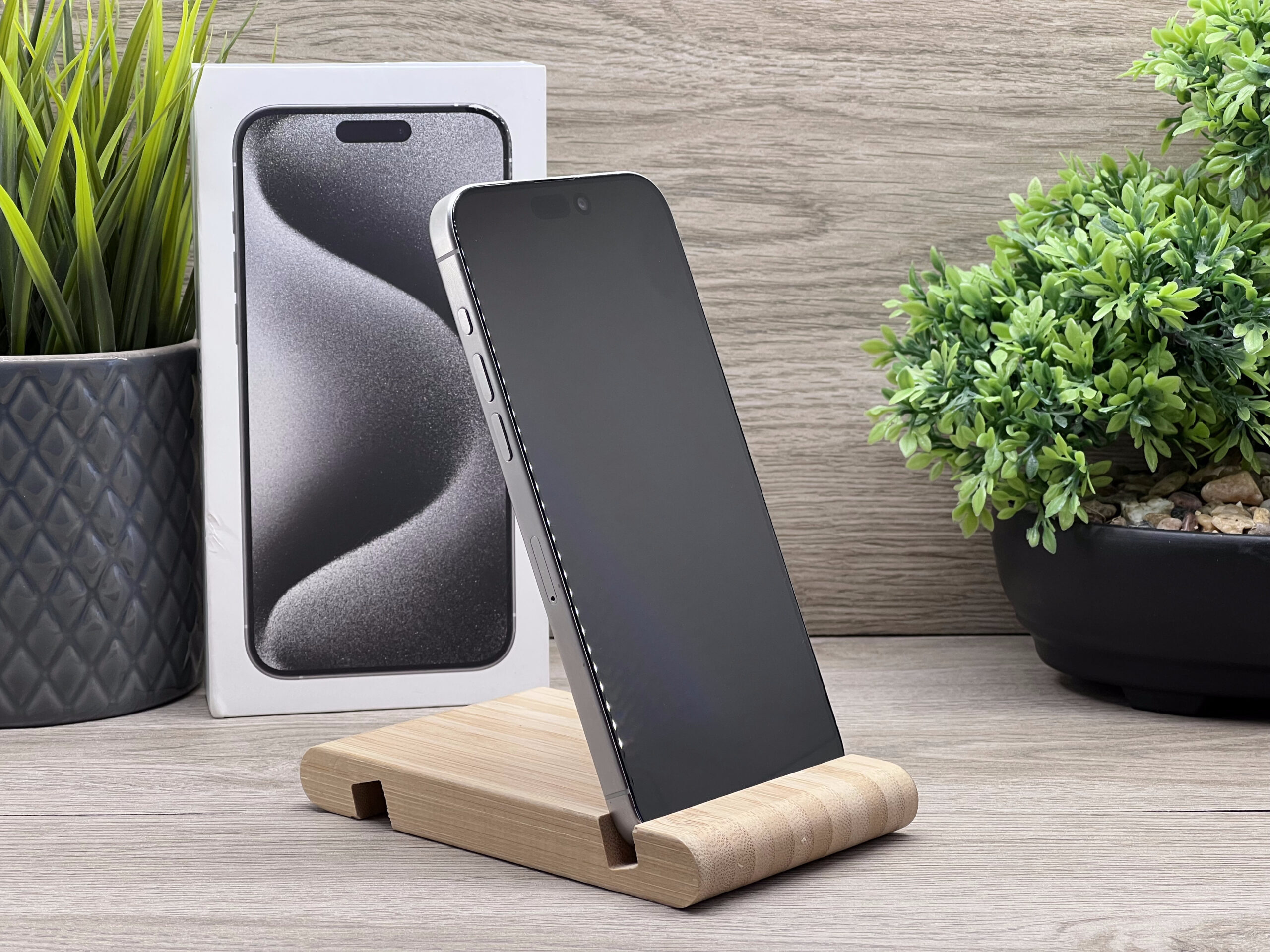 Hibátlan iPhone 15 Pro Max White Titanium 256GB 2 ÉV Garanciával 90%