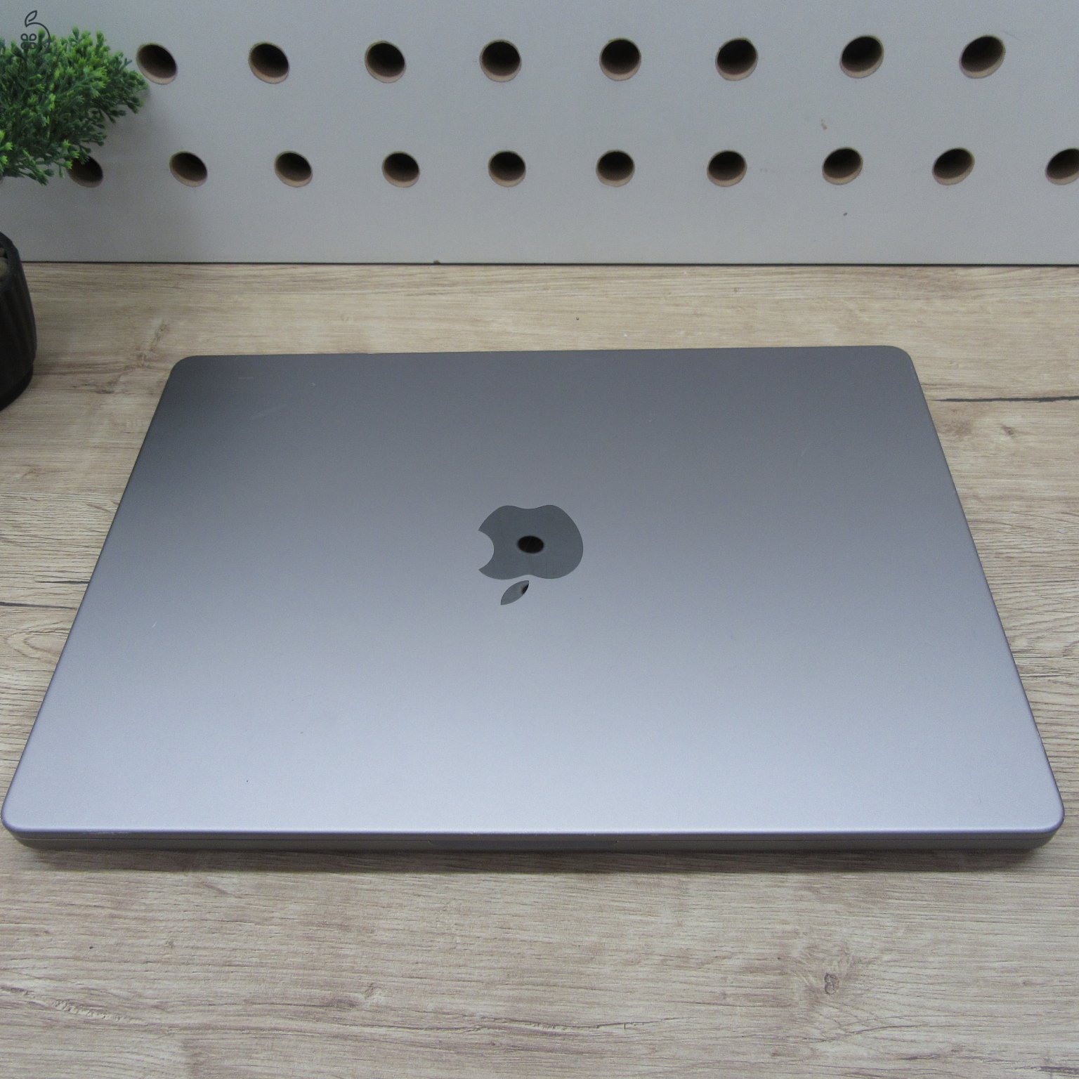 Apple MacBook Pro 14 M1 Pro 2021 500GB használt megkímélt – 86% akku (359 ciklus) – 6 hónap garancia