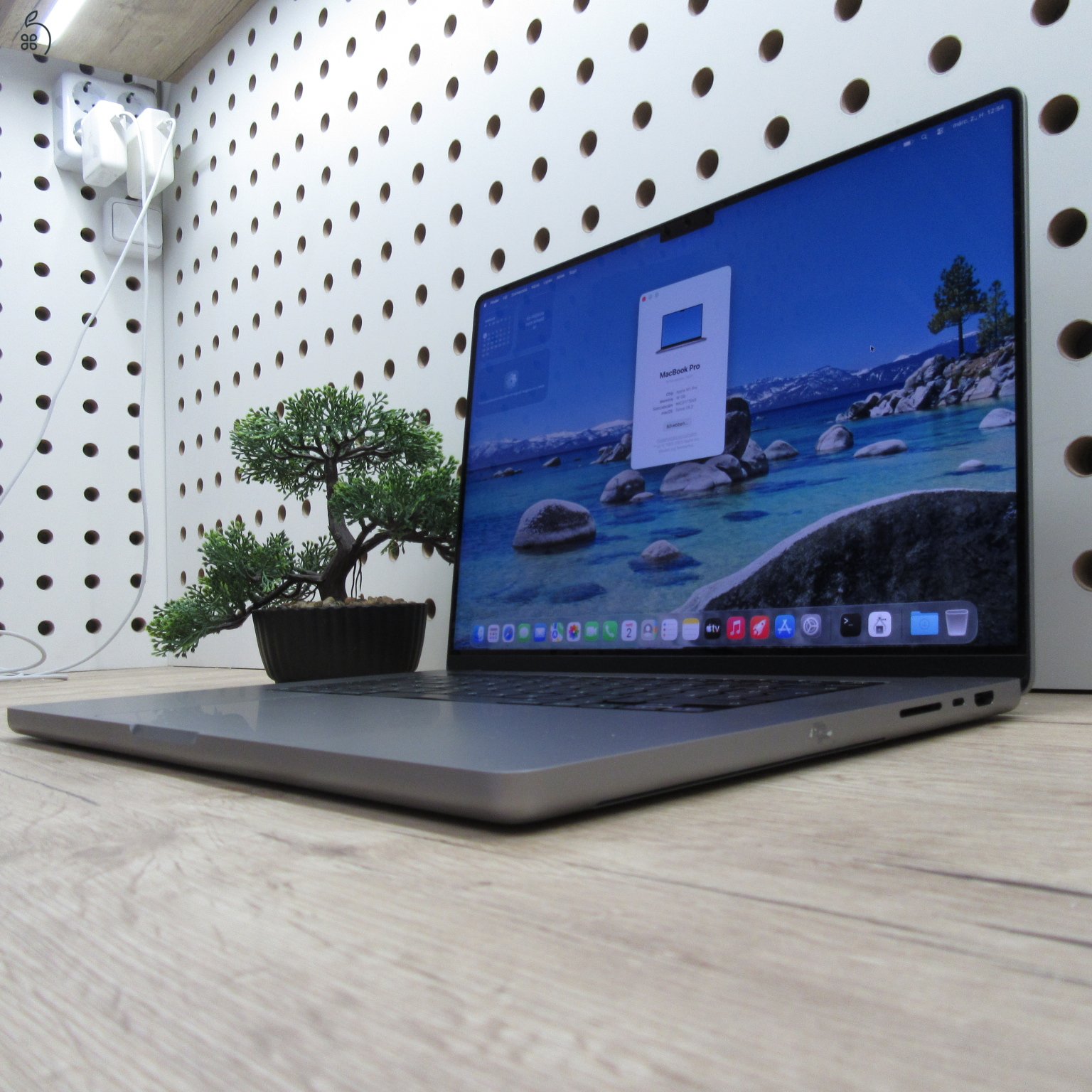 Apple MacBook Pro 16 (2021) – M1 Pro / 16GB / 512GB SSD – használt, szép állapot – 89% akku (174 ciklus)