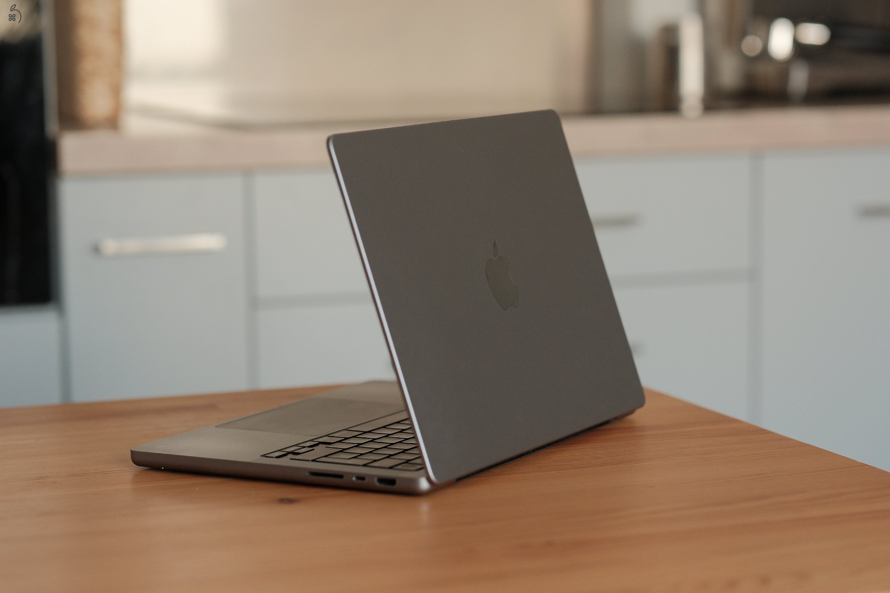 2021 MacBook Pro 14 1TB + M1 Pro NEM ALAP MODELL (10 magos CPU+ 16 magos GPU) MKGQ3MG/A