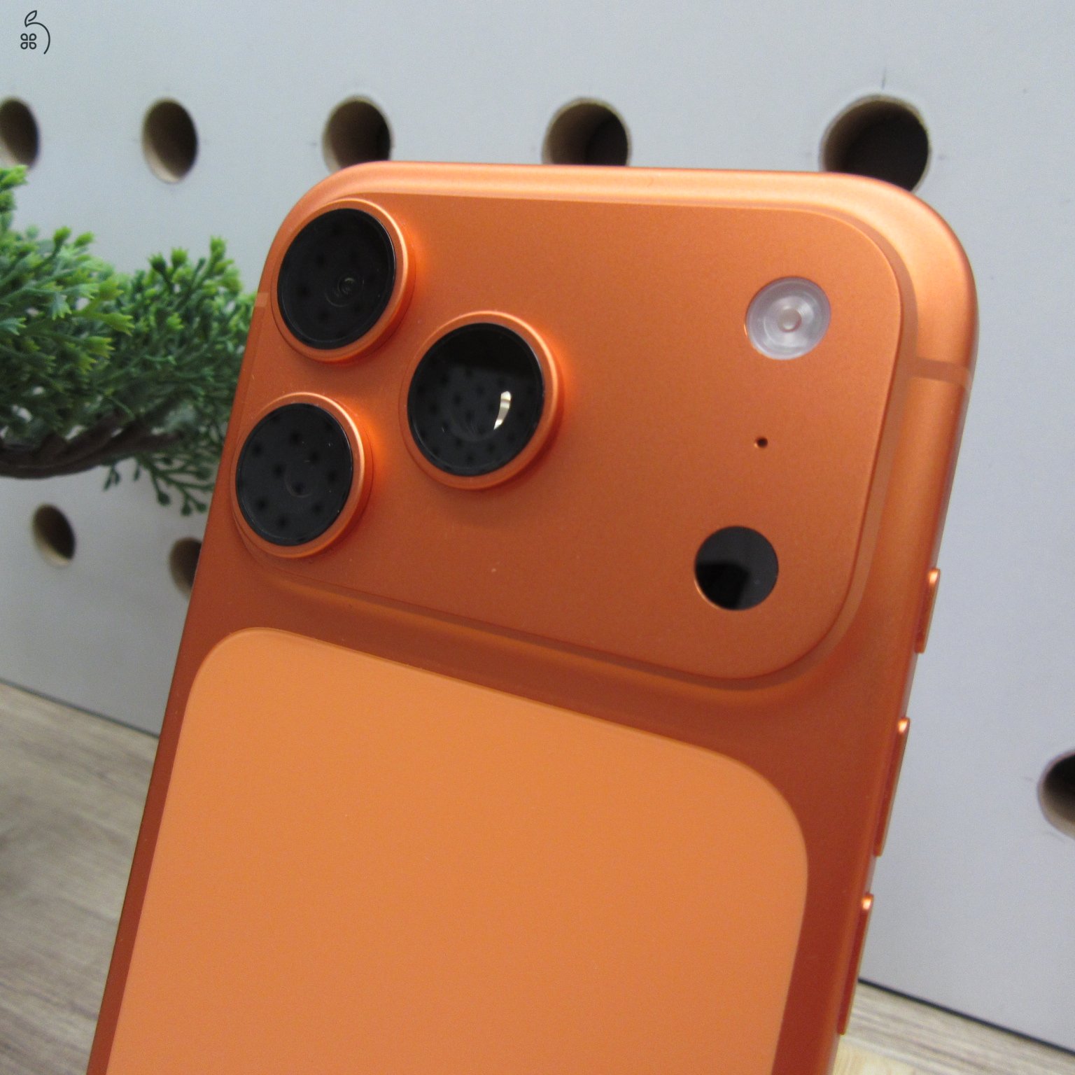 Apple iPhone 17 Pro Cosmic Orange 256GB használt karcmentes – 100% akku (49 ciklus) – garancia 2026.12.29.-ig