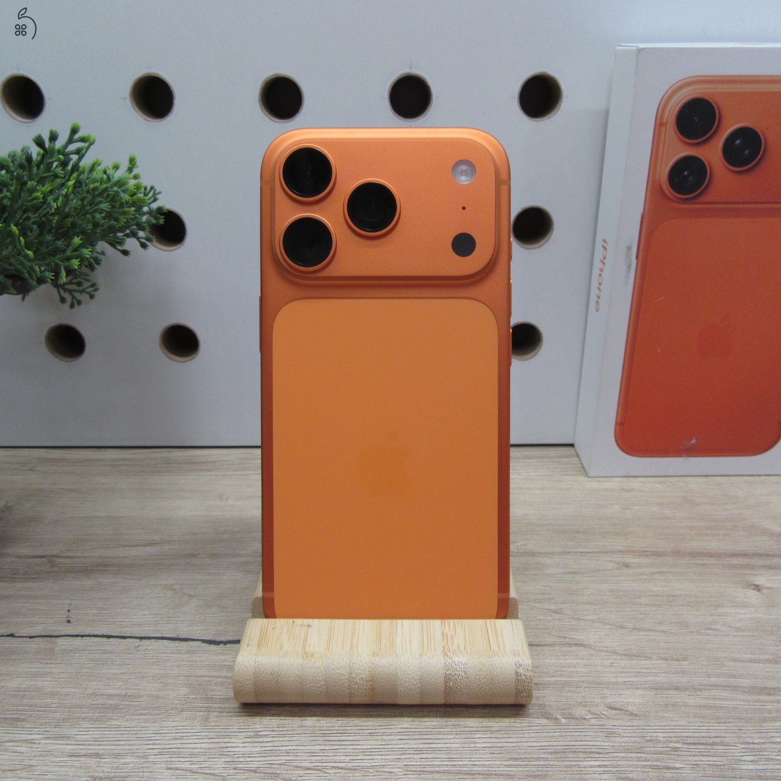 Apple iPhone 17 Pro Cosmic Orange 256GB használt karcmentes – 100% akku (49 ciklus) – garancia 2026.12.29.-ig