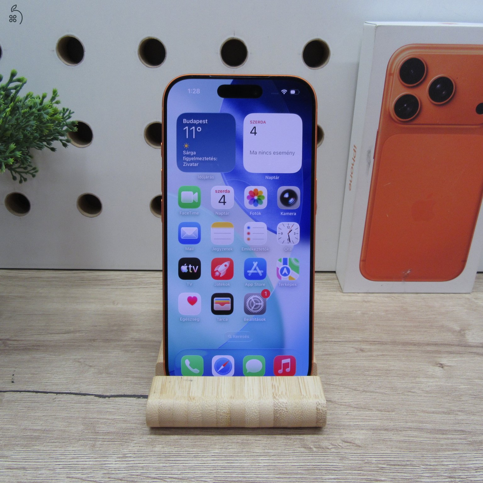 Apple iPhone 17 Pro Cosmic Orange 256GB használt karcmentes – 100% akku (49 ciklus) – garancia 2026.12.29.-ig