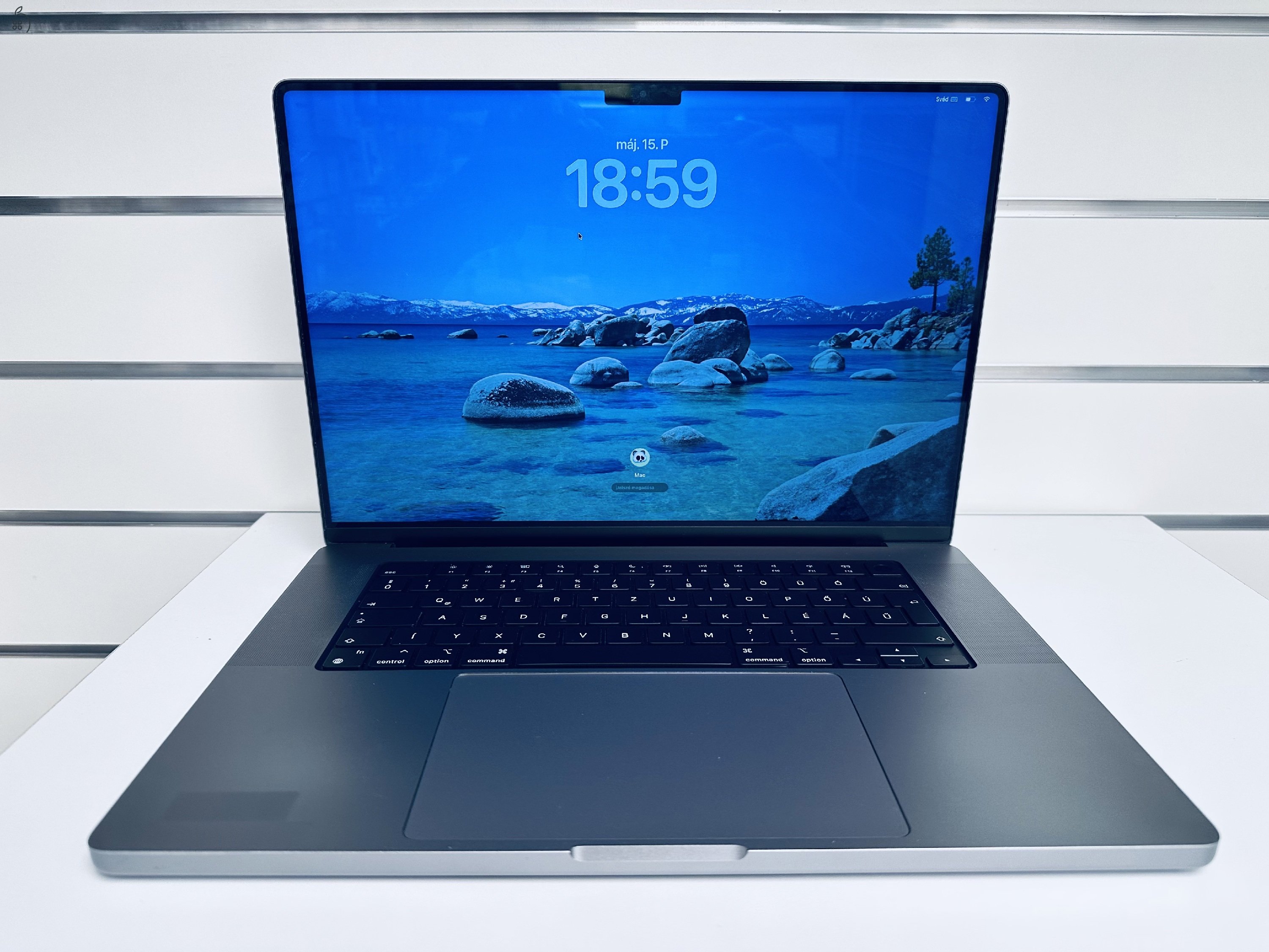 Üzletből, Macbook Pro Retina 16