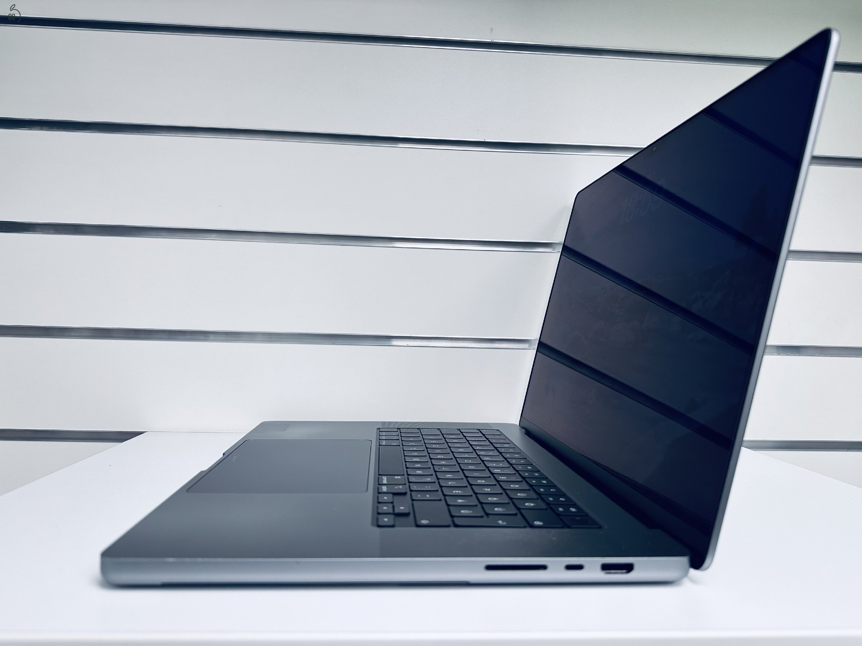 Üzletből, Macbook Pro Retina 16