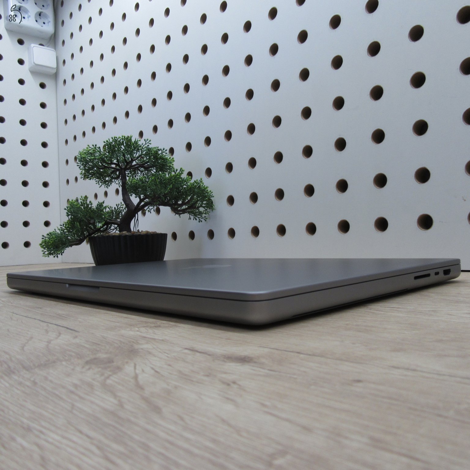 Apple MacBook Pro 16 (2021) – M1 Pro / 32GB / 512GB SSD – használt, szép állapot – 91% akku (111 ciklus)