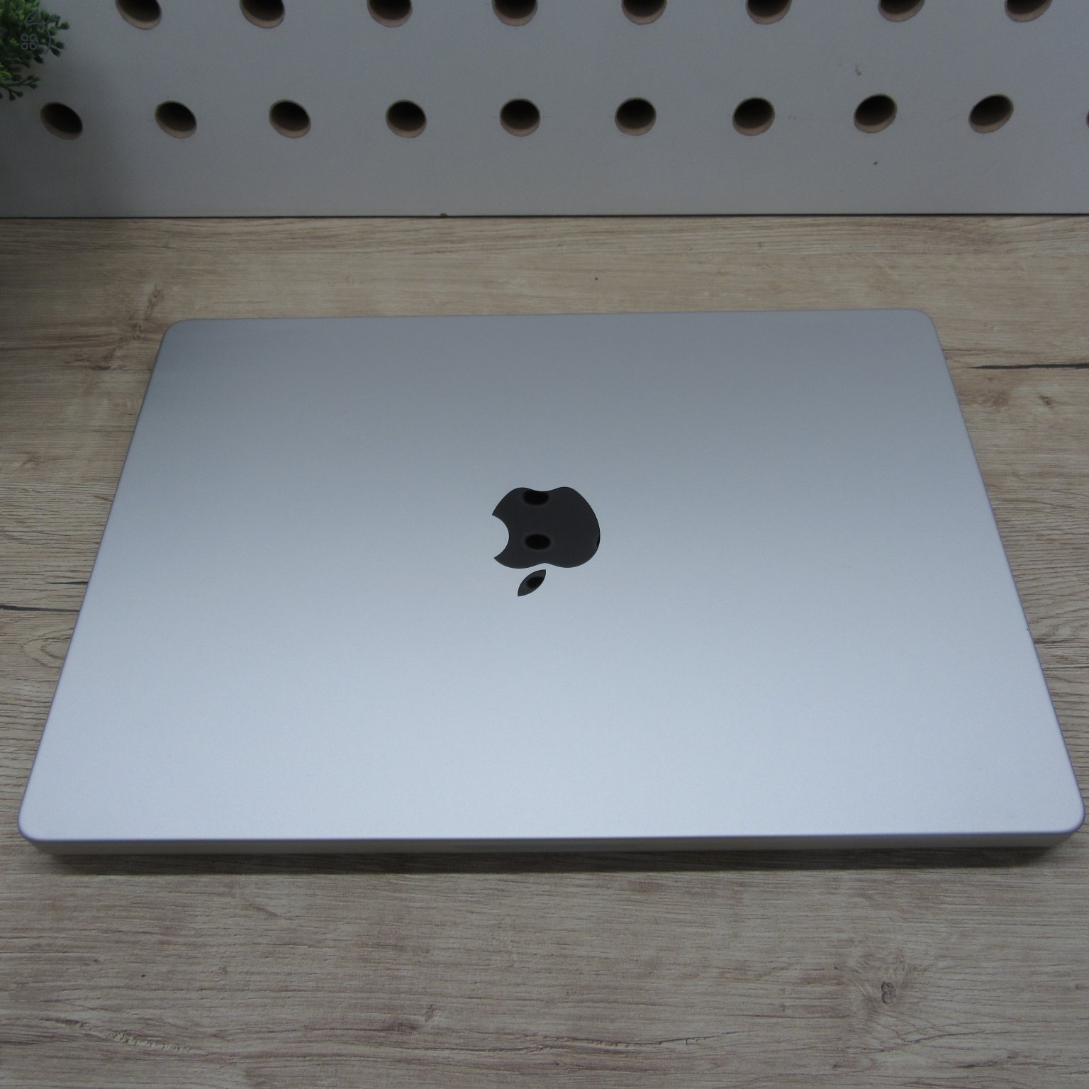 Apple MacBook Pro 14 (2021) – M1 Pro / 16GB / 500GB SSD – használt, szép állapot – 90% akku (265 ciklus)