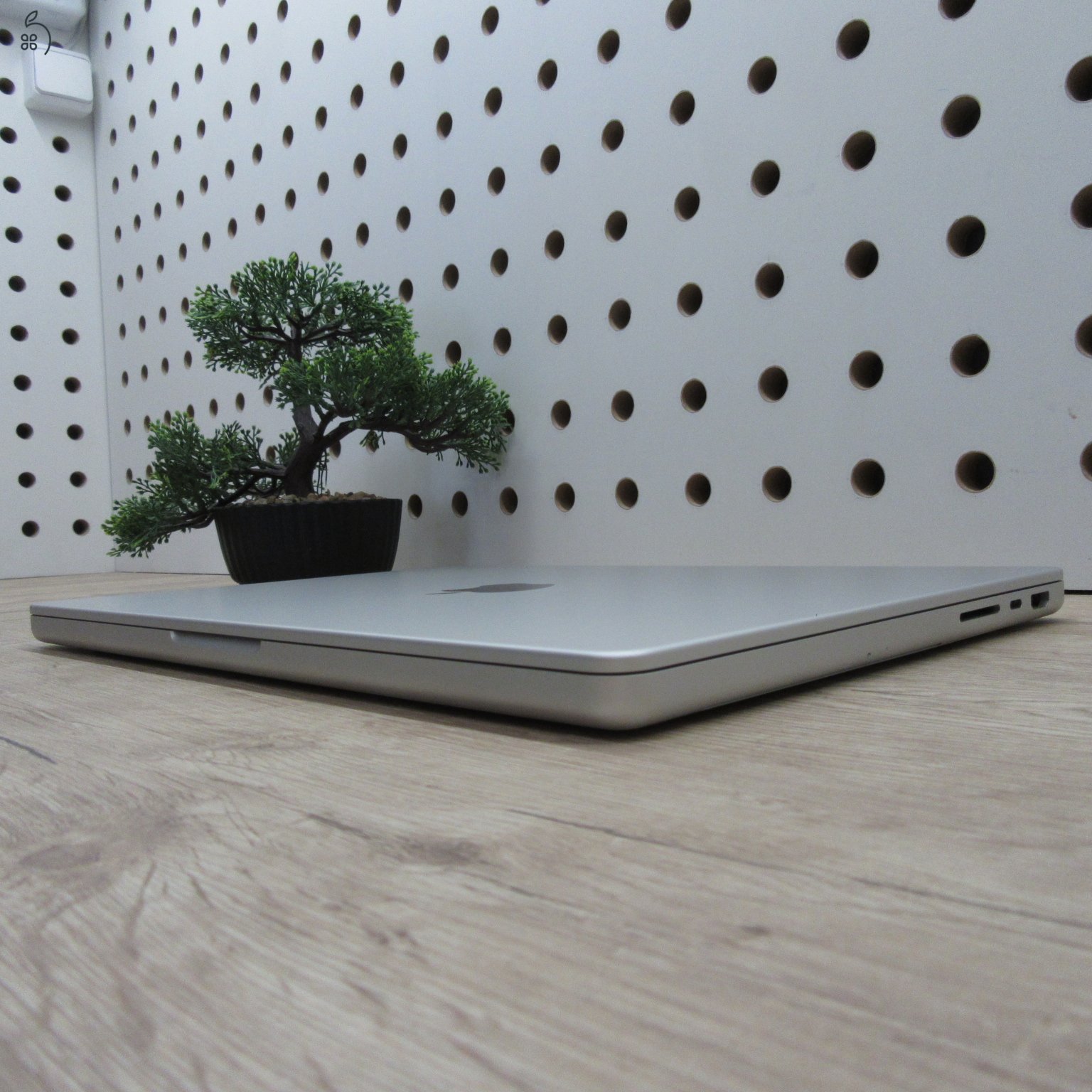 Apple MacBook Pro 14 (2021) – M1 Pro / 16GB / 500GB SSD – használt, szép állapot – 90% akku (265 ciklus)