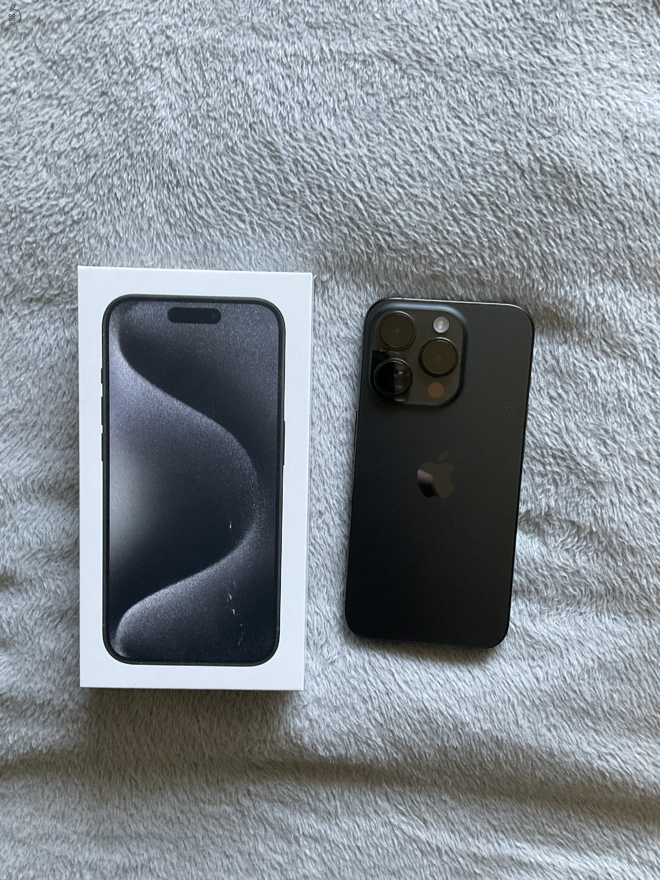 Eladó iPhone 15 Pro 128GB fekete – újszerű, karcmentes, extrákkal