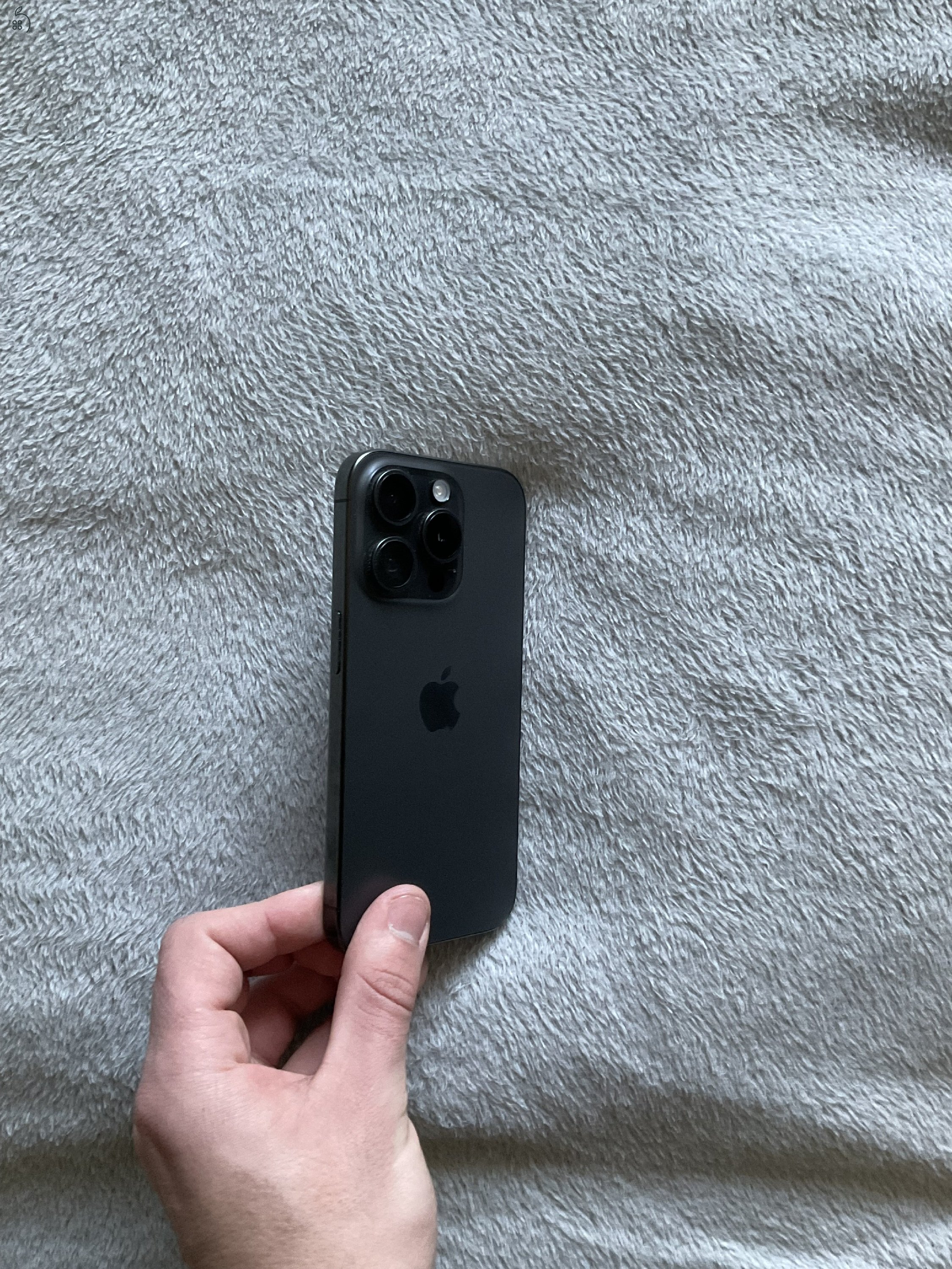 Eladó iPhone 15 Pro 128GB fekete – újszerű, karcmentes, extrákkal