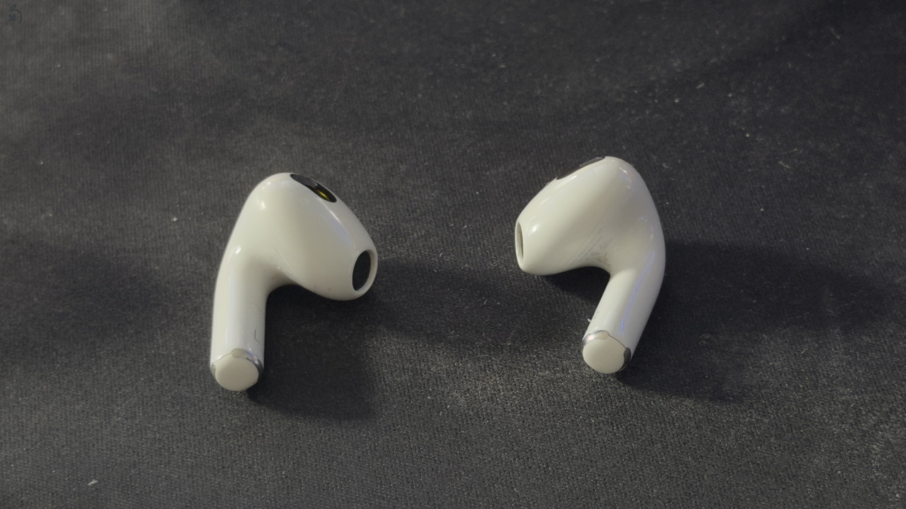 Apple AirPods 3. generáció dobozával