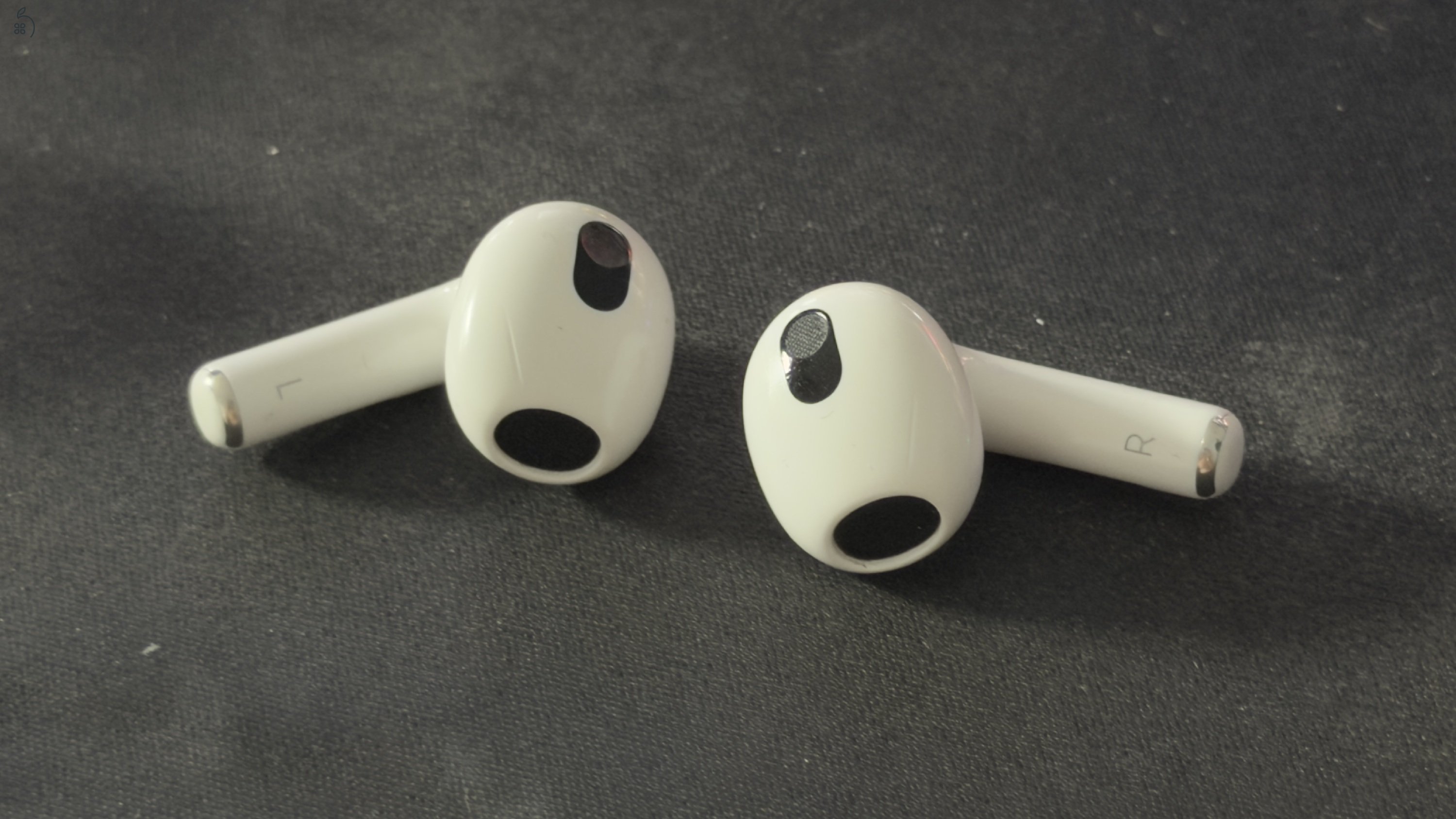 Apple AirPods 3. generáció dobozával