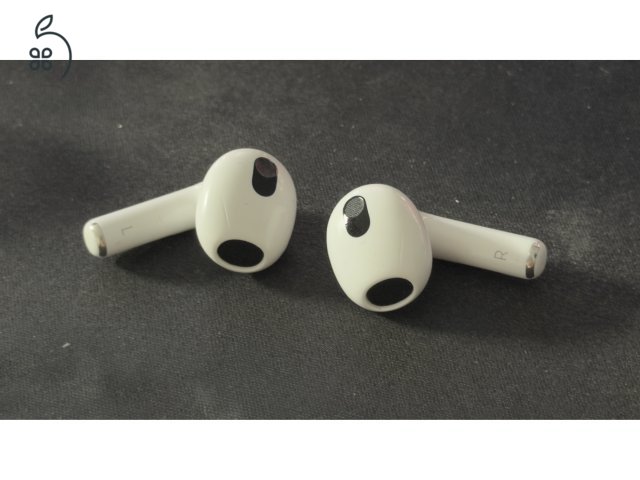 Apple AirPods 3. generáció dobozával
