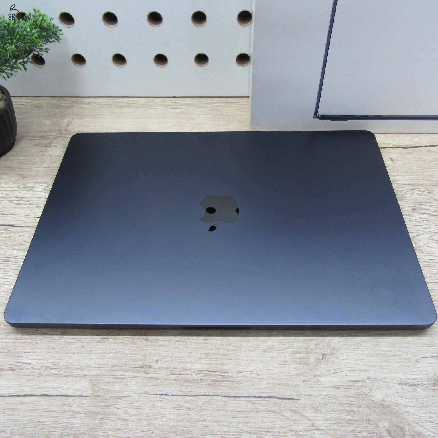 Apple MacBook Air 15 (2024) – M3 / 8GB / 250GB SSD – használt, karcmentes - 6 hónap garancia