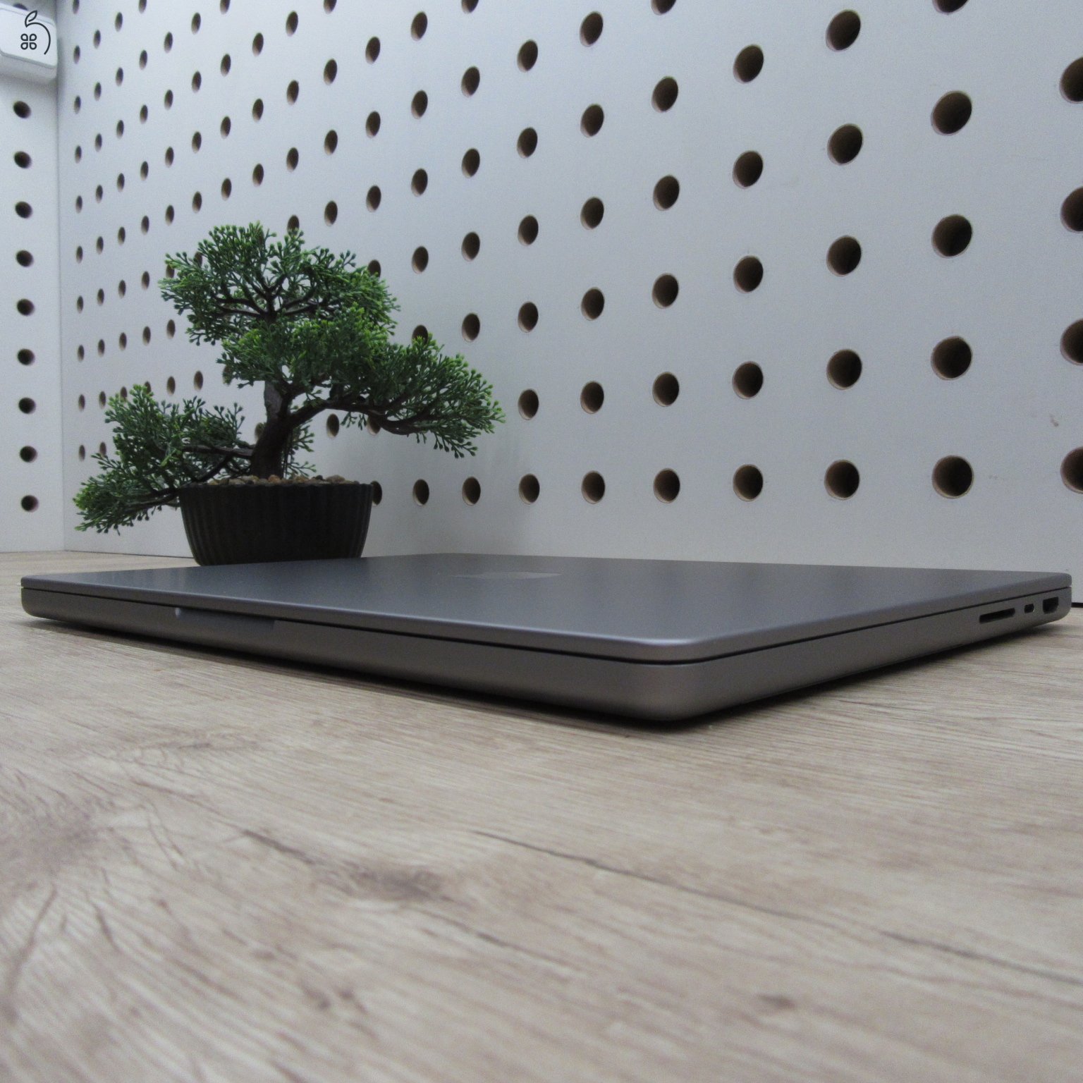 Apple MacBook Pro 14 (2021) – M1 Pro / 16GB / 500GB SSD – használt, karcmentes – 85% akku (353 ciklus)