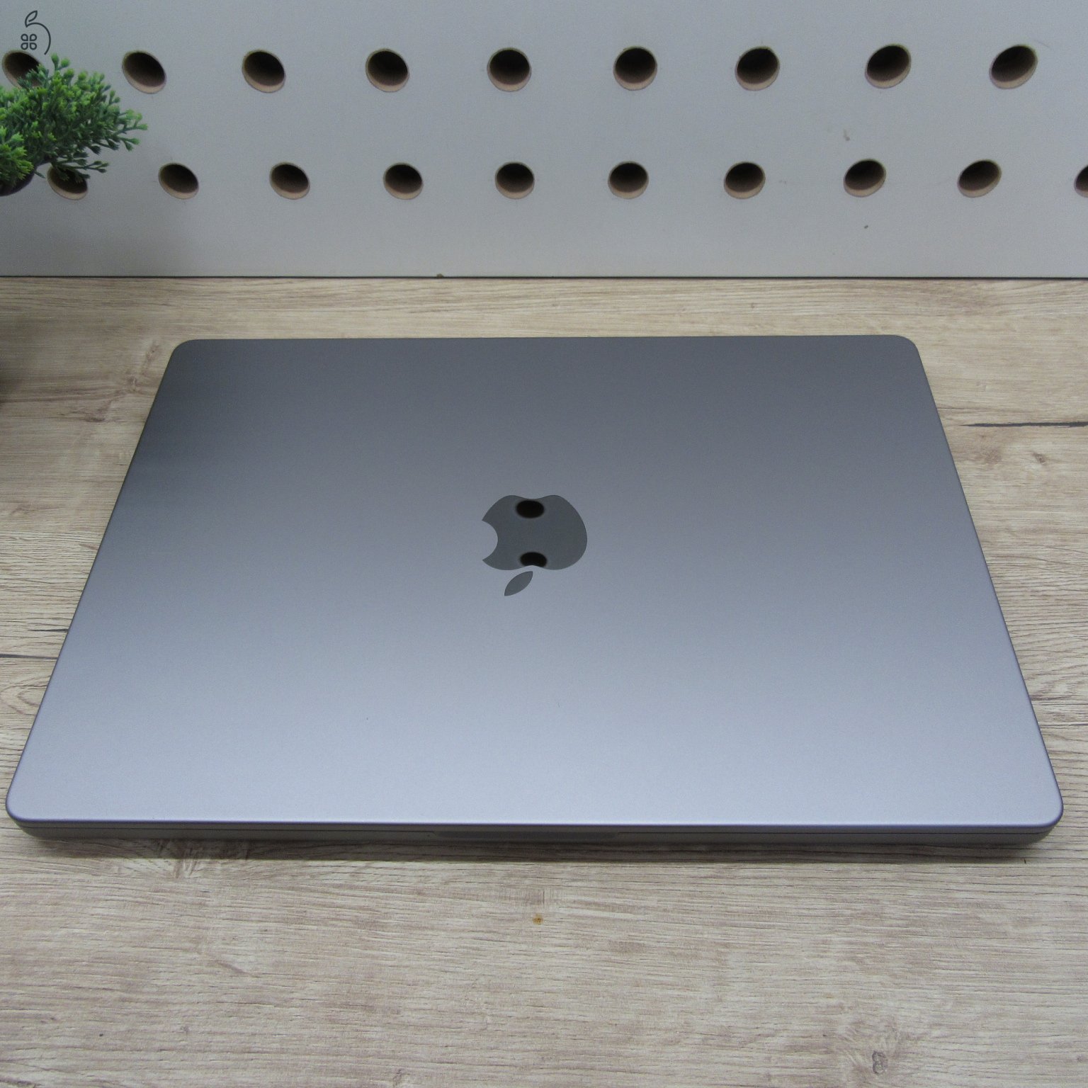 Apple MacBook Pro 14 (2021) – M1 Pro / 16GB / 500GB SSD – használt, karcmentes – 85% akku (353 ciklus)