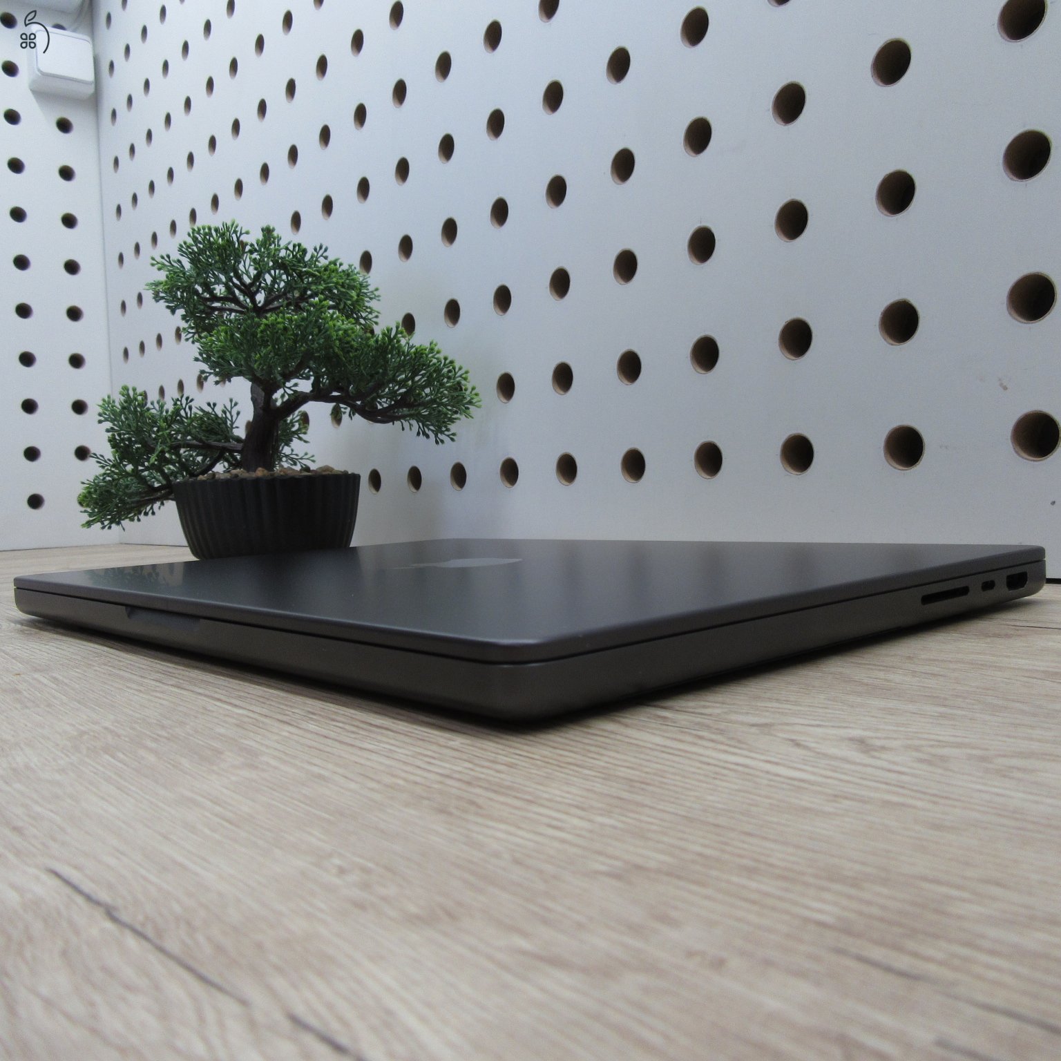 Apple MacBook Pro 14 (2023) – M3 Pro / 18GB / 512GB SSD – használt, karcmentes – 100% akku (39 ciklus)