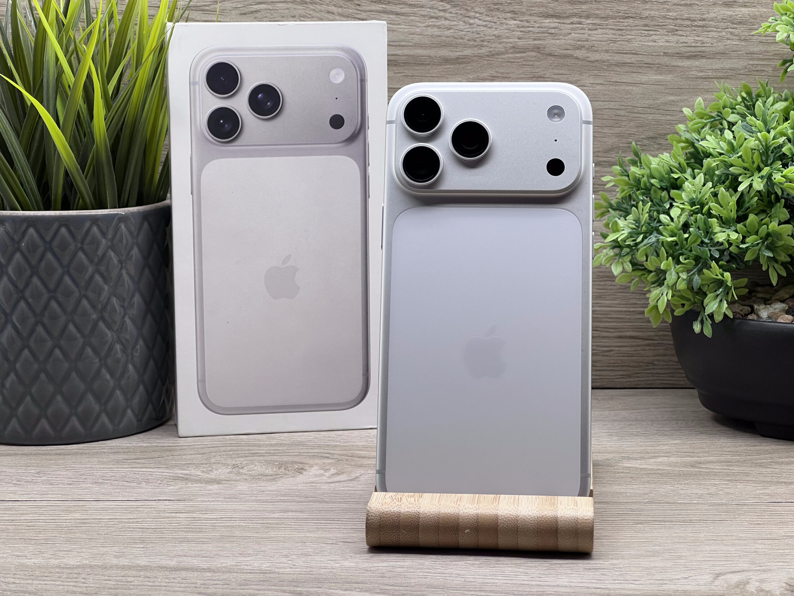 Hibátlan iPhone 17 Pro Max Silver 256GB Dupla E-SIM 2 ÉV Garanciával 100%