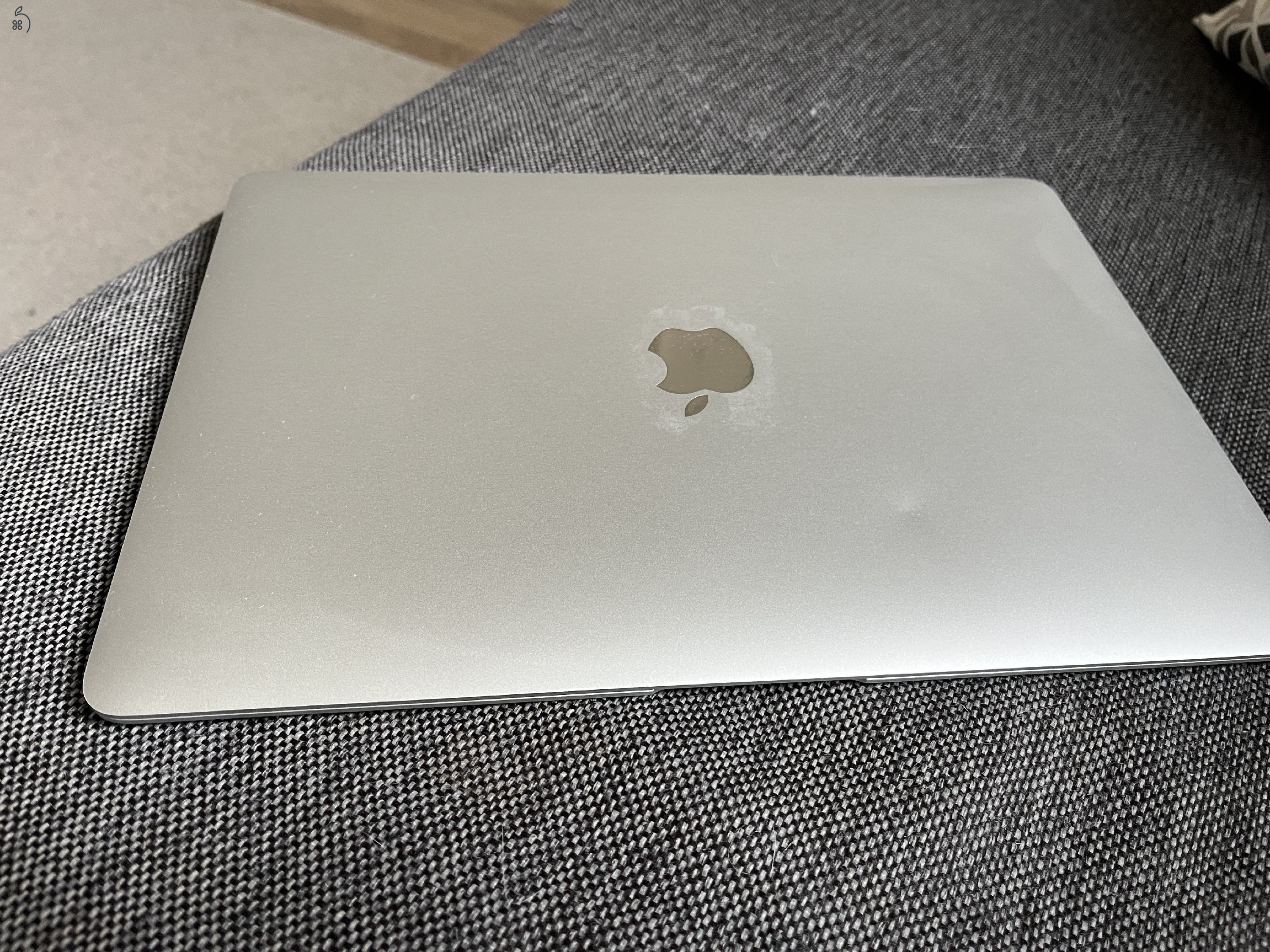 Használt Macbook Air kis esztétikai hibával