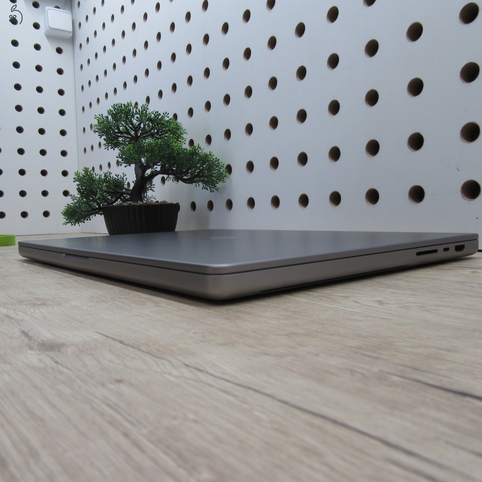 Apple MacBook Pro 16 (2021) – M1 Pro / 16GB / 512GB SSD – használt, karcmentes – 81% akku (450 ciklus)