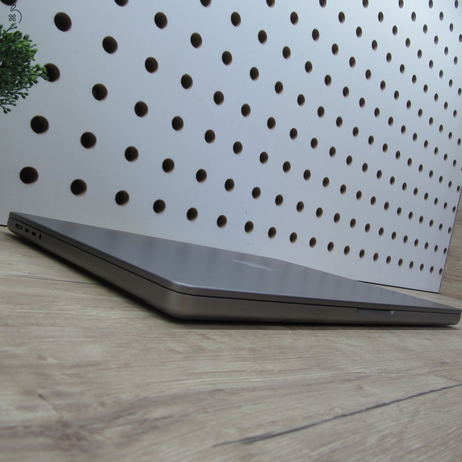 Apple MacBook Pro 16 (2021) – M1 Pro / 16GB / 512GB SSD – használt, karcmentes – 81% akku (450 ciklus)