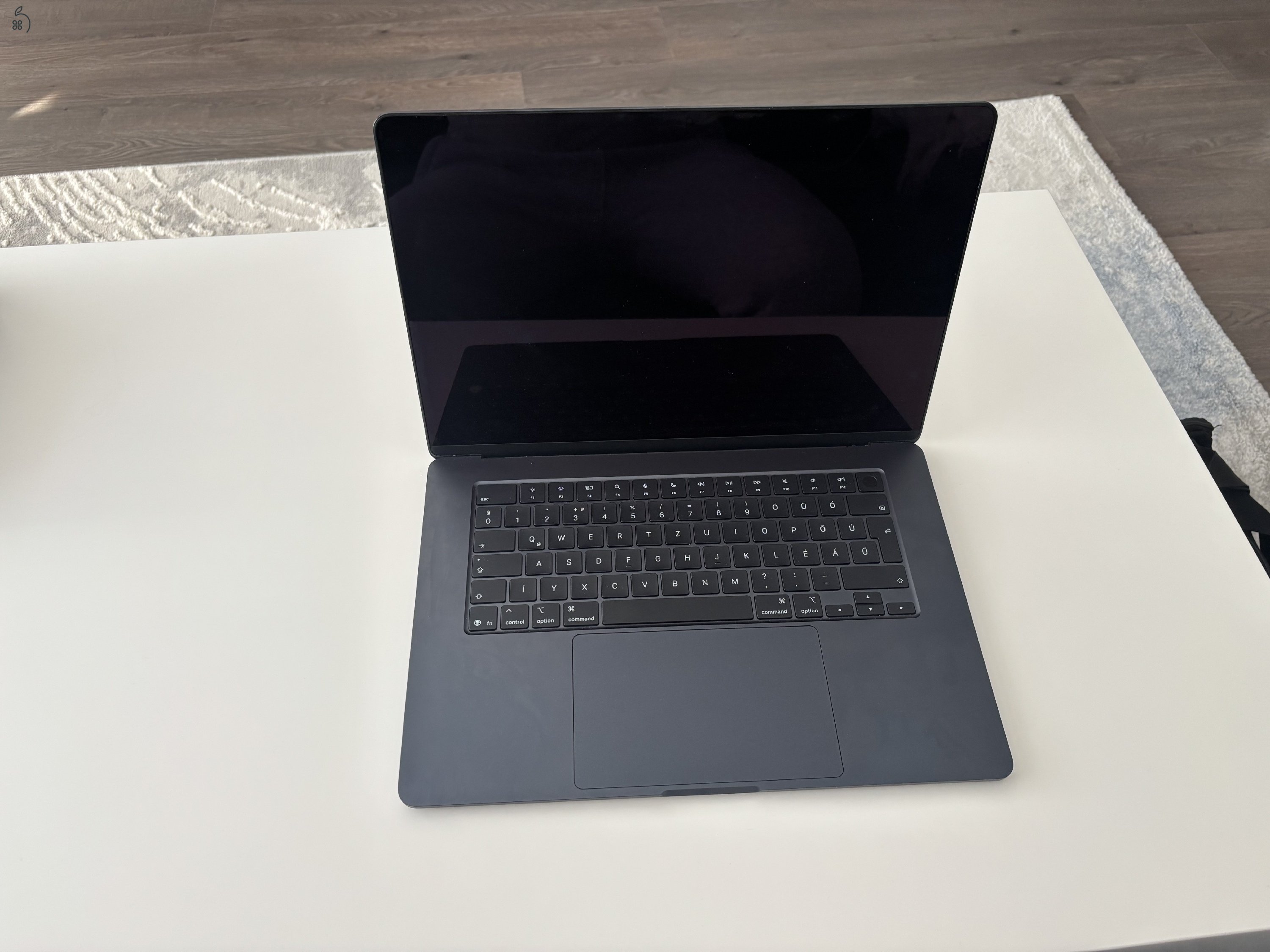 Eladó 15” MacBook Air M4 (2025) laptop asztroszürke színben.