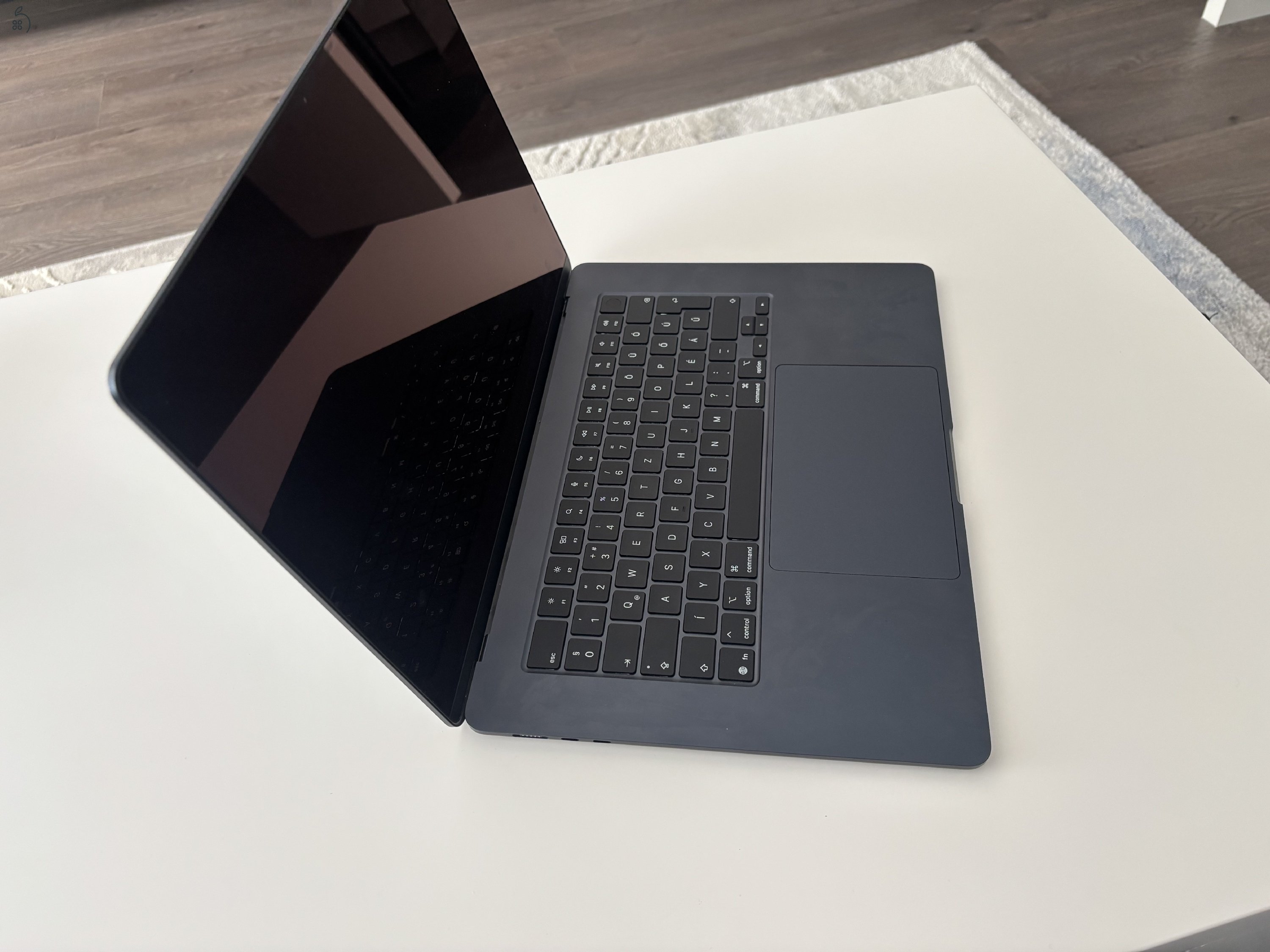 Eladó 15” MacBook Air M4 (2025) laptop asztroszürke színben.