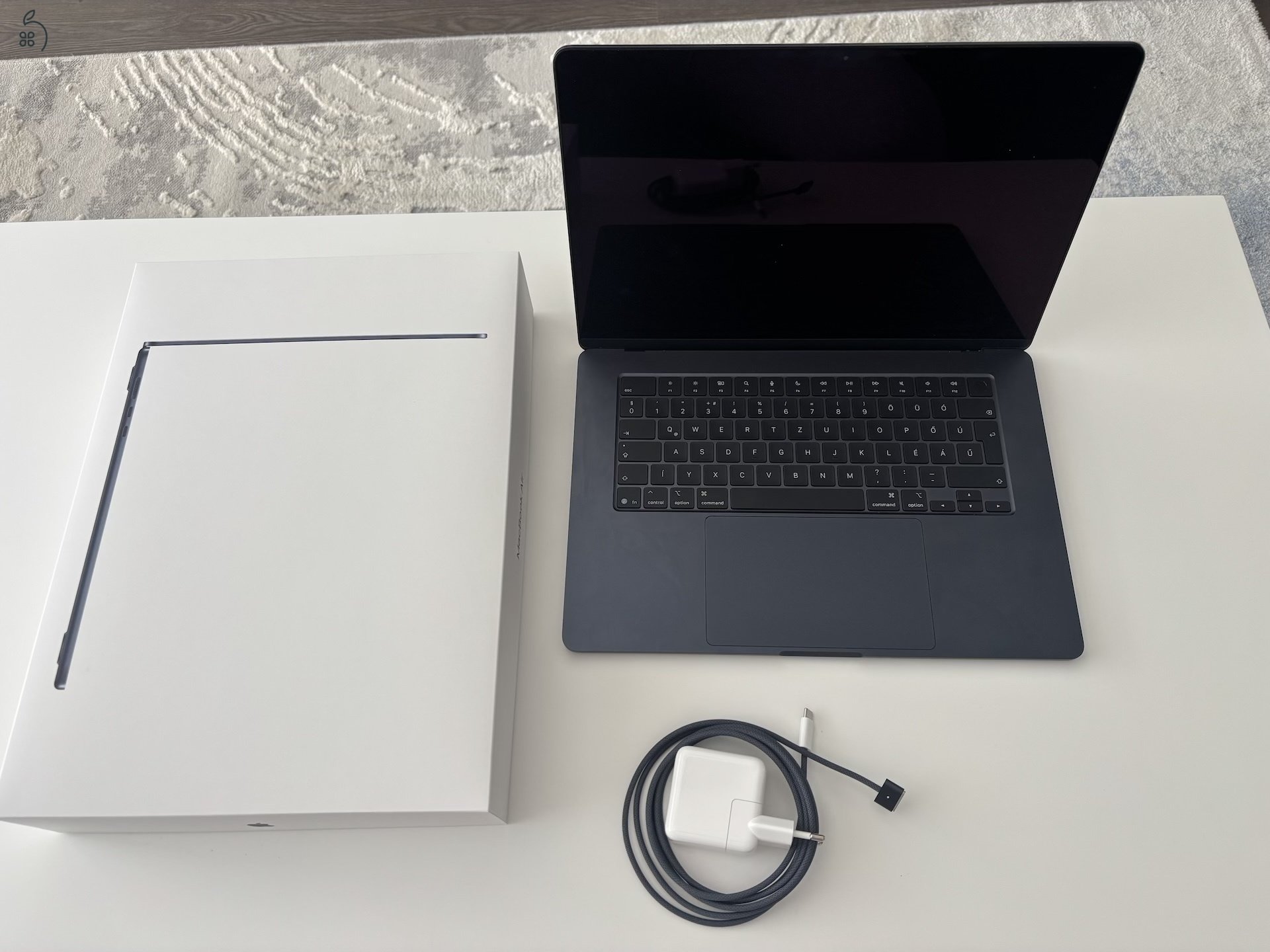 Eladó 15” MacBook Air M4 (2025) laptop asztroszürke színben.